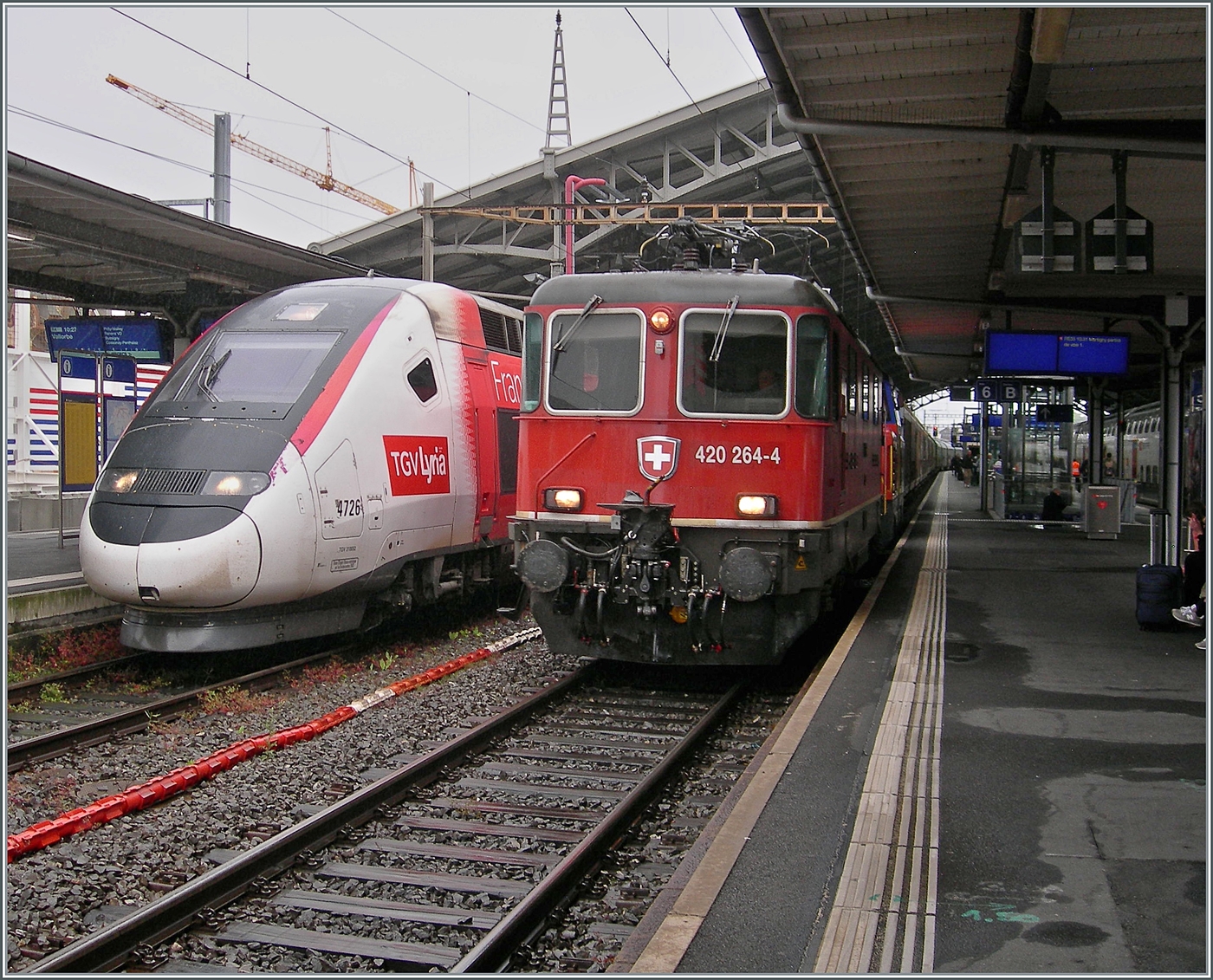 Es wird zunehmend seltener eine SBB Re 4/4 II in Einsatz zu sehen. Folglich fotografiert man (bzw. ich) was es zu fotografieren gibt: die SBB Re 4/4 II 11264 (Re 420 264-4 ) mit Spezialkupplung ist in Lausanne auf dem Weg ins Wallis. Rechst davon ist der soeben us Paris angekommen TGV Lyria 4726 zu sehen. 

22. Mai 2025