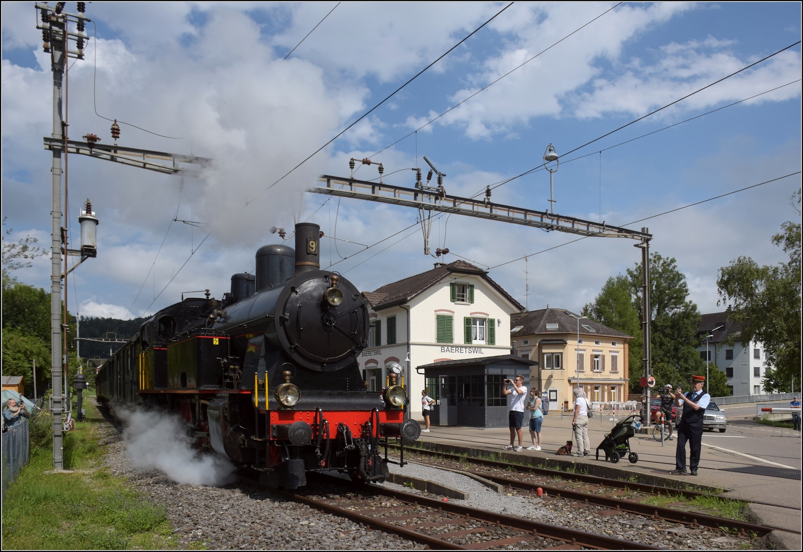 Fahrtag im Z�rcher Oberland. 

Abfahrt des Museumszuges mit Eb 3/5 der BT in B�retswil. Trotz zweiw�chiger Betriebstage ist die Begeisterung der Eisenbahnfans an allen Ecken sichtbar. Juli 2023.