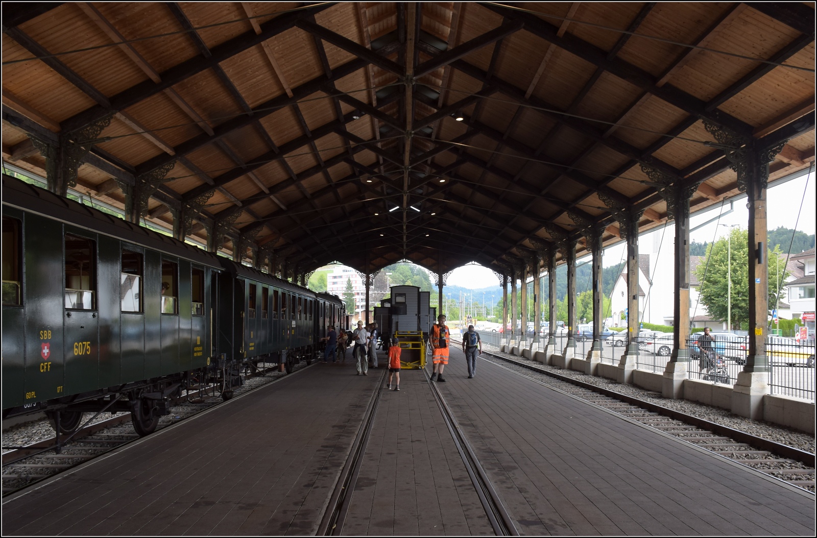 Fahrtag im Zürcher Oberland. 

Blick in die alte Basler Bahnhofshalle. Diese Halle gehörte zur Erstaustattung des Centralbahnhofs in Basel und war dort an der linken Seite des Empfangsgebäudes angebracht. Der Zufall brachte mit sich, dass die Halle in der Hauptwerkstätte in Olten weitergenutzt wurde und schließlich vom DVZO passgenau auf den eigenen Gleisen übernommen werden konnte. So ist diese Schmuckstück aus den Anfangstagen der Eisenbahn in der Schweiz auf wundersame Weise erhalten geblieben. Bauma, Juli 2023.