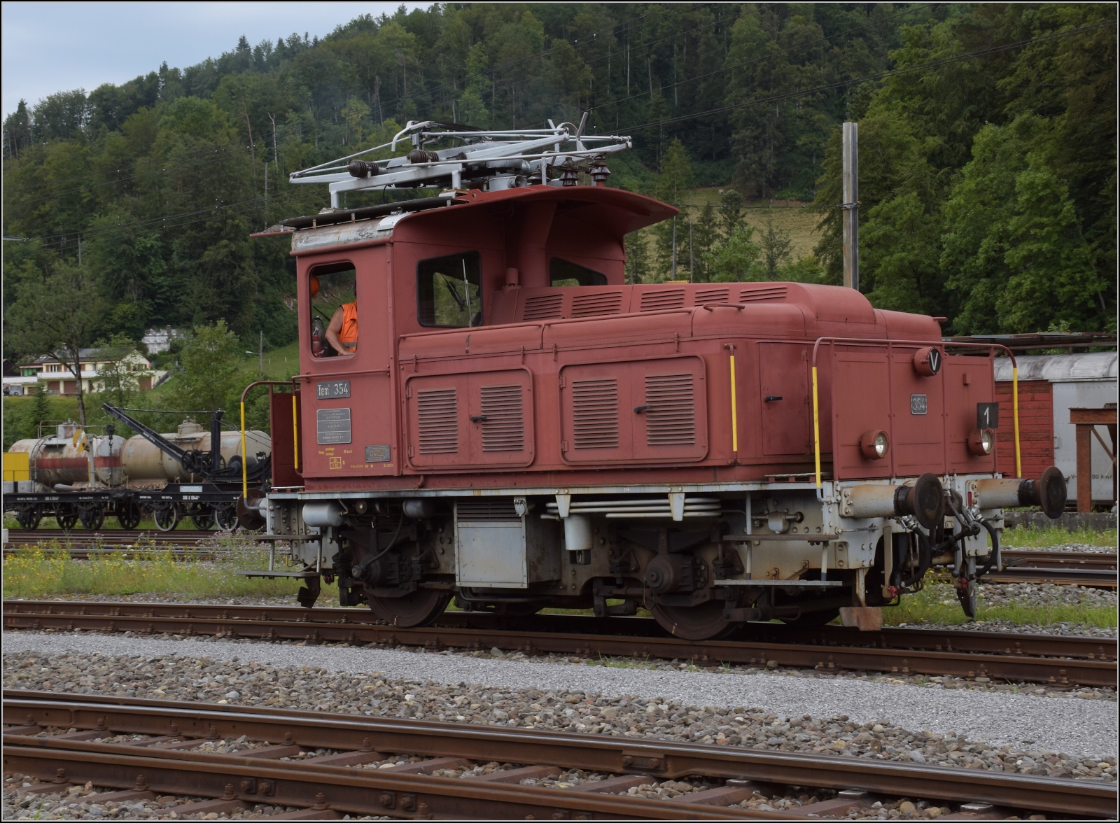 Fahrtag im Zürcher Oberland. 

Die Rangierarbeiten in Bauma sind immer eine Fahrzeugparade: Tem III 354. Juli 2023.