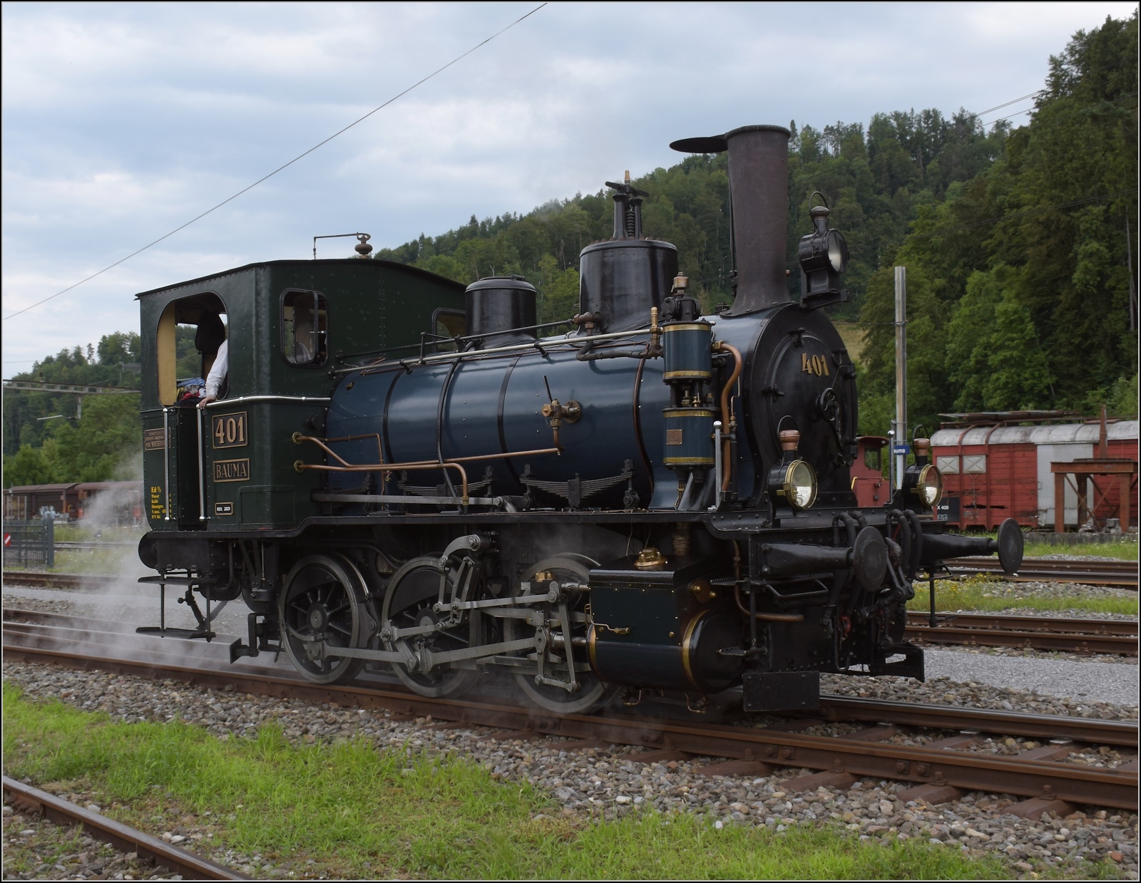 Fahrtag im Zürcher Oberland. 

Die Rangierarbeiten in Bauma sind immer eine Fahrzeugparade: Ed 3/3 401 der UeBB. Juli 2023.
