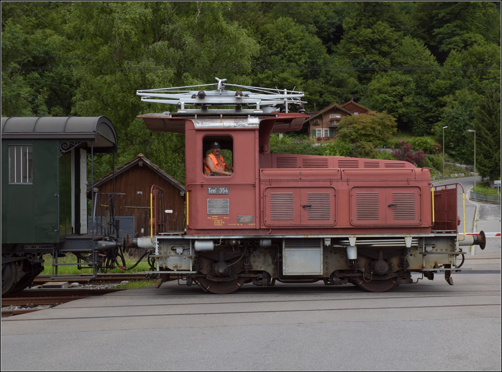 Fahrtag im Zürcher Oberland. 

Die Rangierarbeiten in Bauma sind immer eine Fahrzeugparade: Tem III 354. Juli 2023.