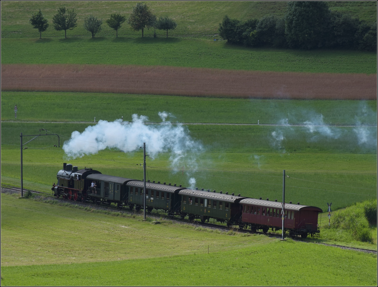 Fahrtag im Z�rcher Oberland. 

Eb 3/5 der BT, heute durch den DLC betreut, mit ihrem Museumszug der DVZO beim Hansenriet in Neuthal. Juli 2023.