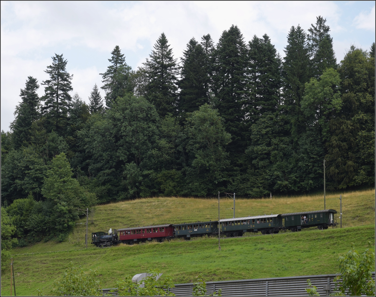 Fahrtag im Zürcher Oberland. 

Ed 3/3 401 der UeBB im Weidli bei Bauma. Juli 2023.