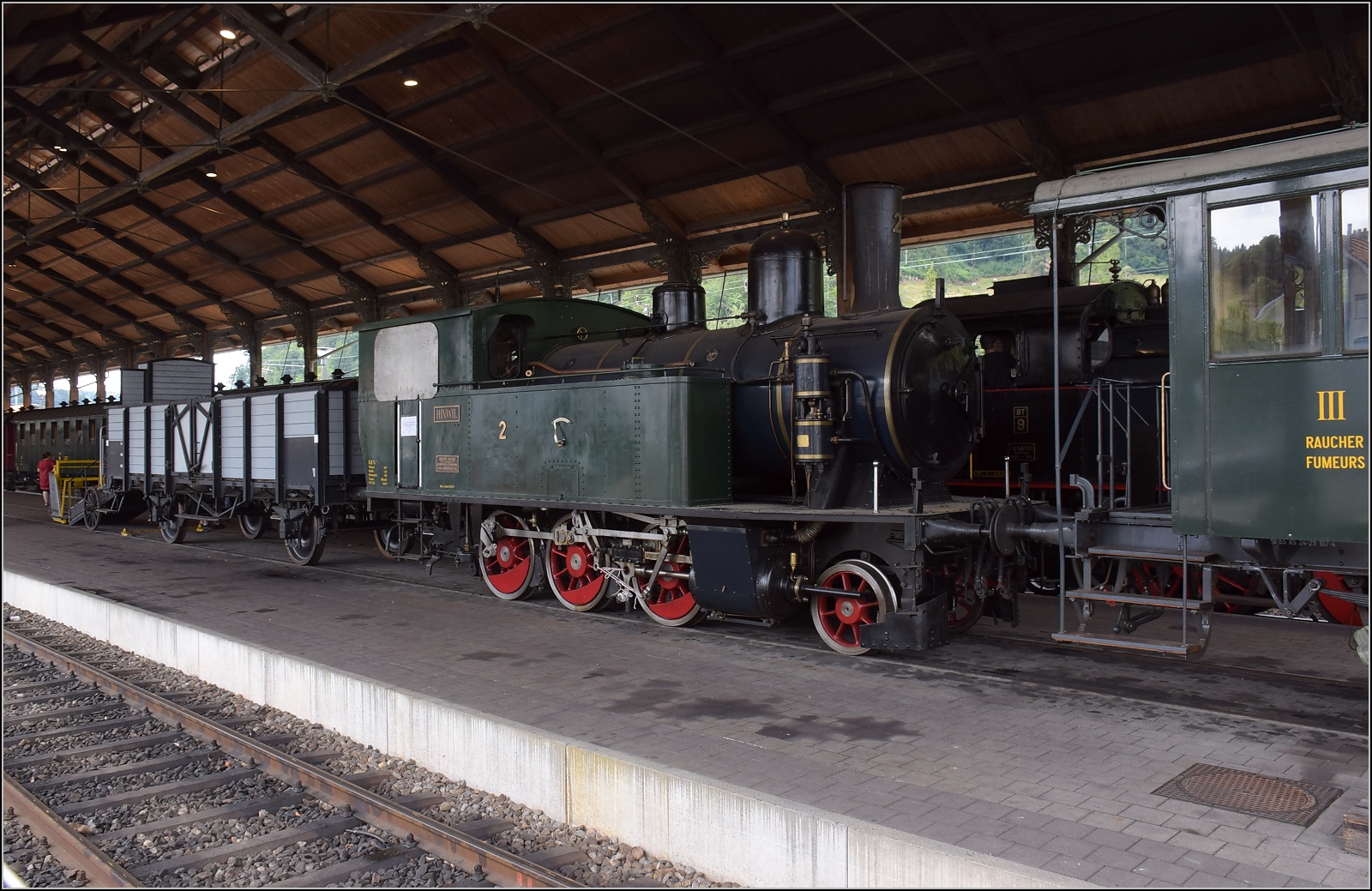 Fahrtag im Zürcher Oberland. 

Ed 3/4 2 der RSG hat diesmal Pause. Diese Lok fuhr einst normalspurig auf die Freiberge für die Régional Saignelégier-Glovelier und kam nach der Umspurung zur RPB, der Régional Porrentruy-Bonfol. Heute hört sie ganz neu-regional auf den Namen Hinwil. Bauma, Juli 2023.