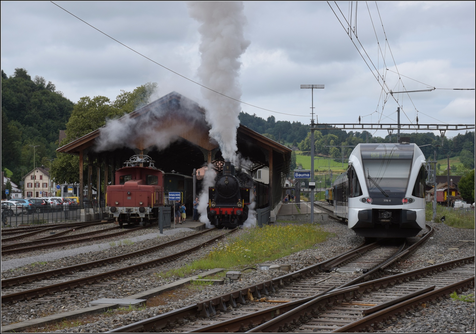Fahrtag im Zürcher Oberland. 

Moment, Impressionismus und GTW, das war wohl mehr Illusionismus... 

Also die Abfahrt von Eb 3/5 der BT in Bauma wurde mir fast vom Thurbo-GTW zugefahren. Jetzt muss er halt mit ins Bild. Juli 2023.