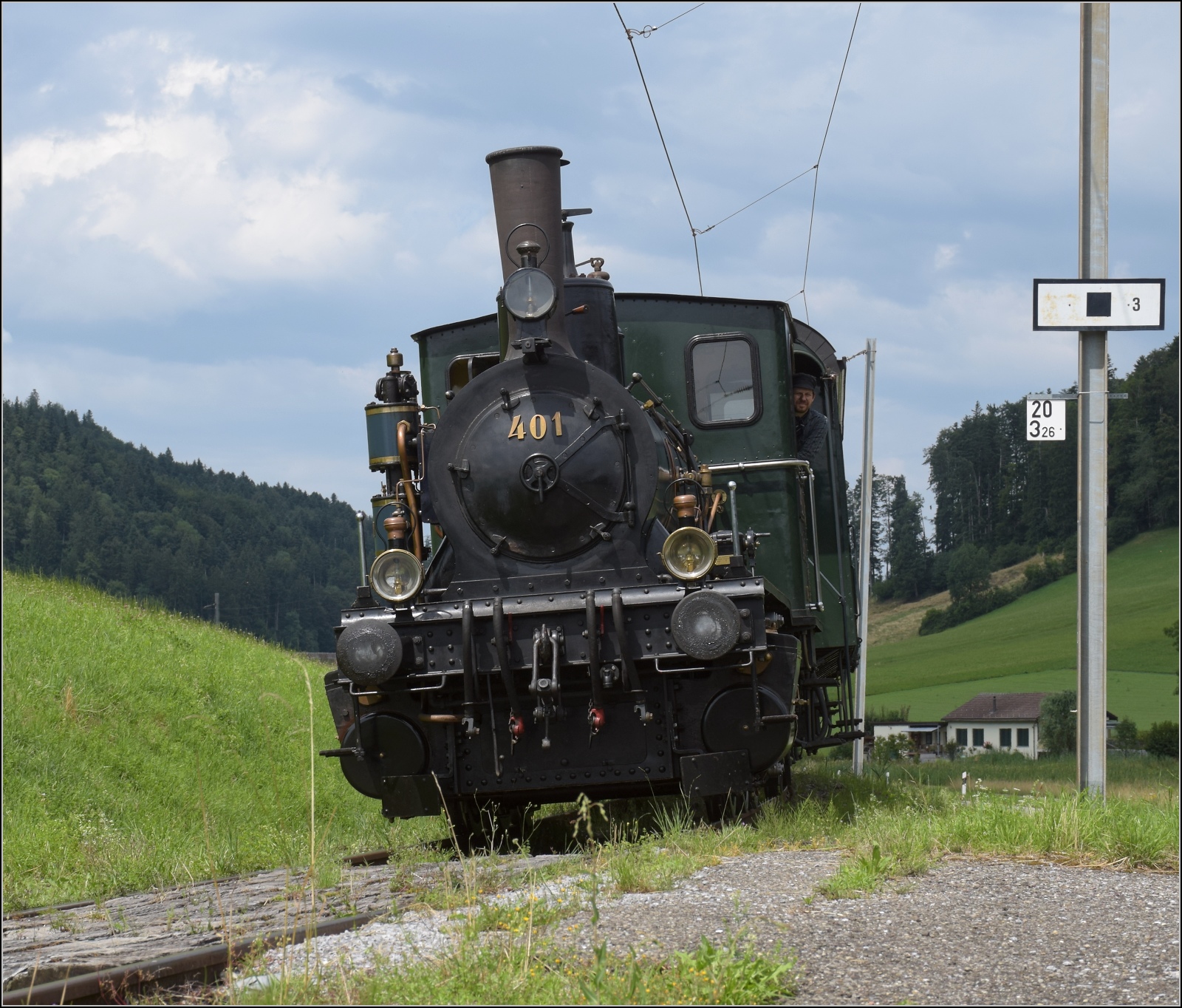 Fahrtag im Zürcher Oberland.

Ed 3/3 401 der UeBB in Bäretswil. Juli 2023.