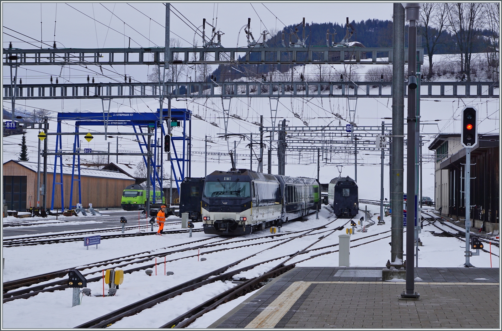 Faszination Spurwechsel: Auch wenn man Technik bedingt vom Umspurvorgang kaum was sieht das System ist genial und schnell: der Umspurvorgang dauert nur knapp eine Minute!

Die Ge 4/4 8002 verlässt nun mit dem auf Meterspur umgespurten GPX (GoldenPass Express) 4065 von Interlaken nach Montreux den Spurwechsel Bahnhof Zweisimmen. 

15. Dezember 2022