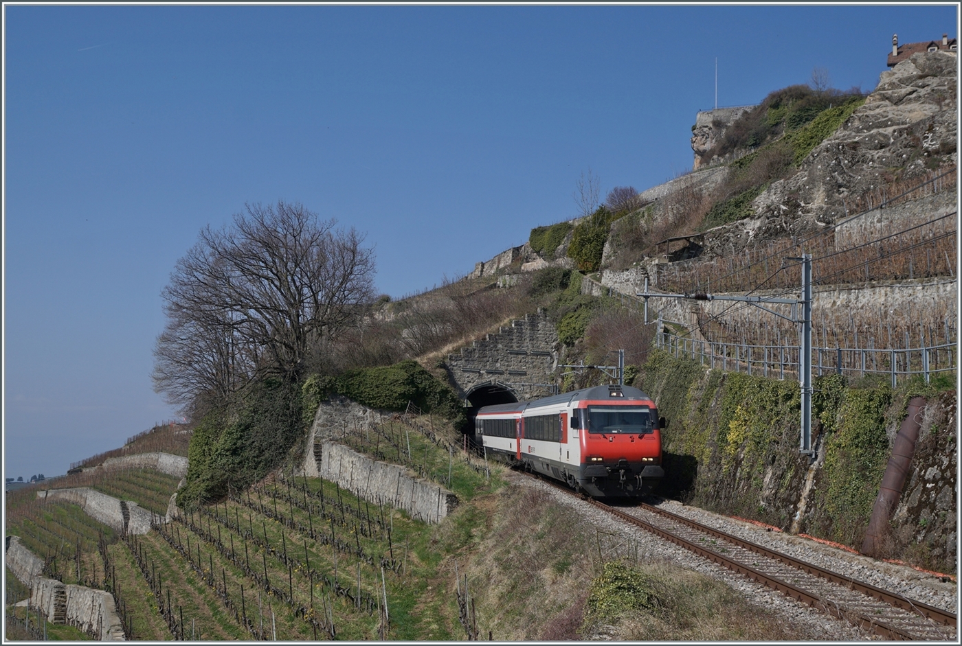 Fazit: Schön, das Westportal gesehen zu haben, aber für die Bahnfotografie eignet ich das Ostportal doch besser...
Dies gilt nicht nur für das Ostportal an un für sich, wie hier auf diesem Bild mit dem  Baustellenbedingt umgeleitet IR bzw. dessen Steuerwagen auf der Fahrt in Richtung Vevey, 
sondern wie die beiden nächsten, abschliesenden Bilder zeigen, auch für Fotos in der näheren  Umgebung. 

20. März 2022