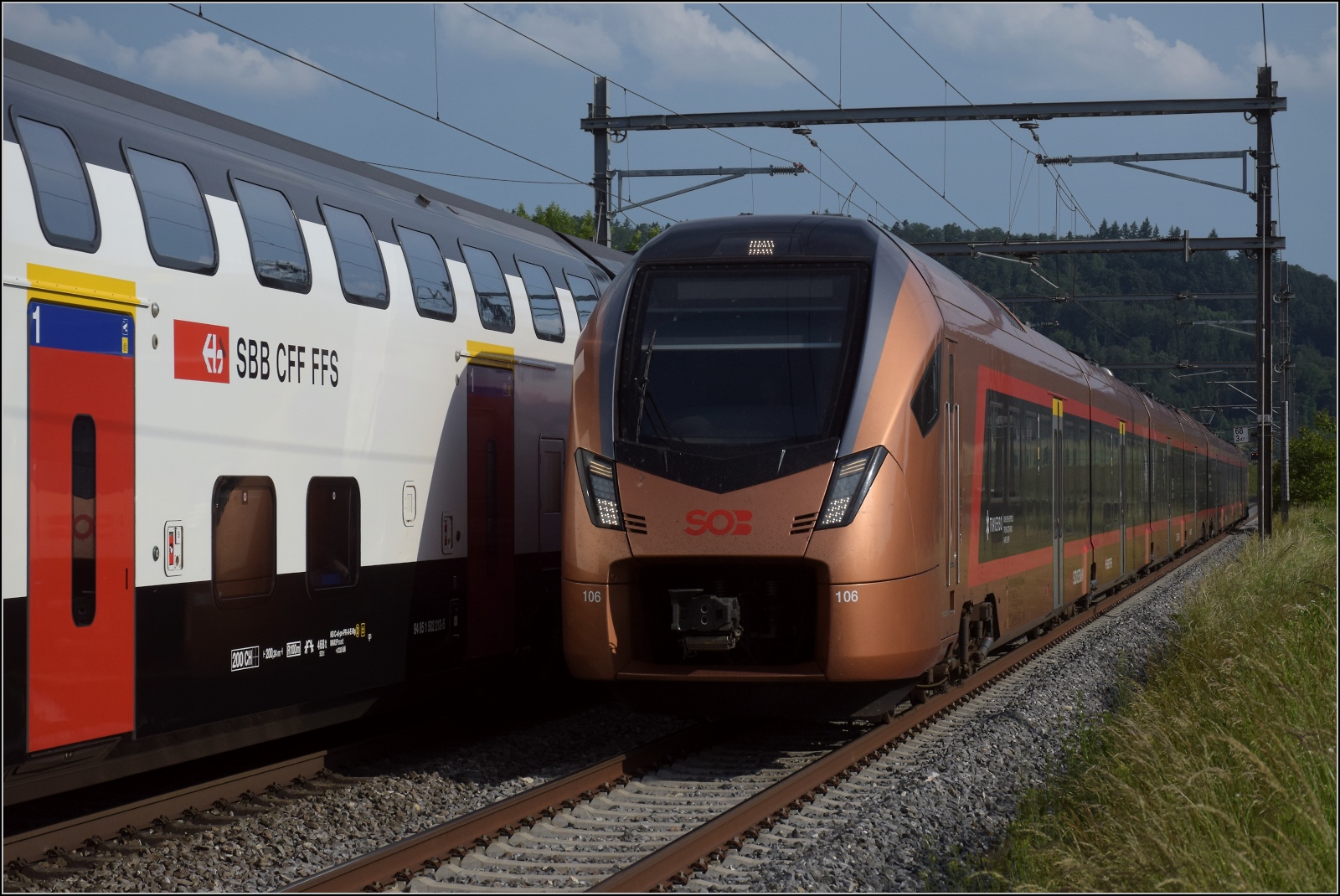 Fernverkehrstag auf der Altstrecke.

Das Flirtpärchen RABe 526 111/211 begegnet dem IC aus RABe 502 213 und RABDe 502 018. Bettenhausen, Juni 2023.