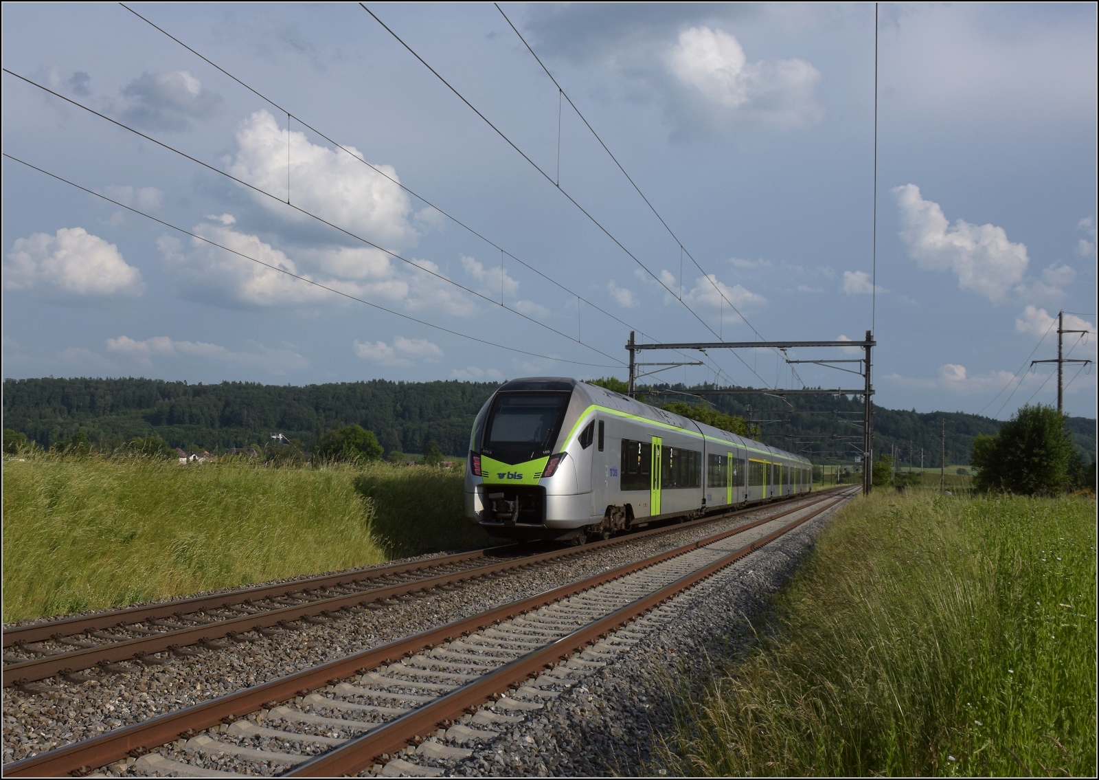 Fernverkehrstag auf der Altstrecke.

Mika RABe 528 109 bei Bettenhausen. Juni 2023.