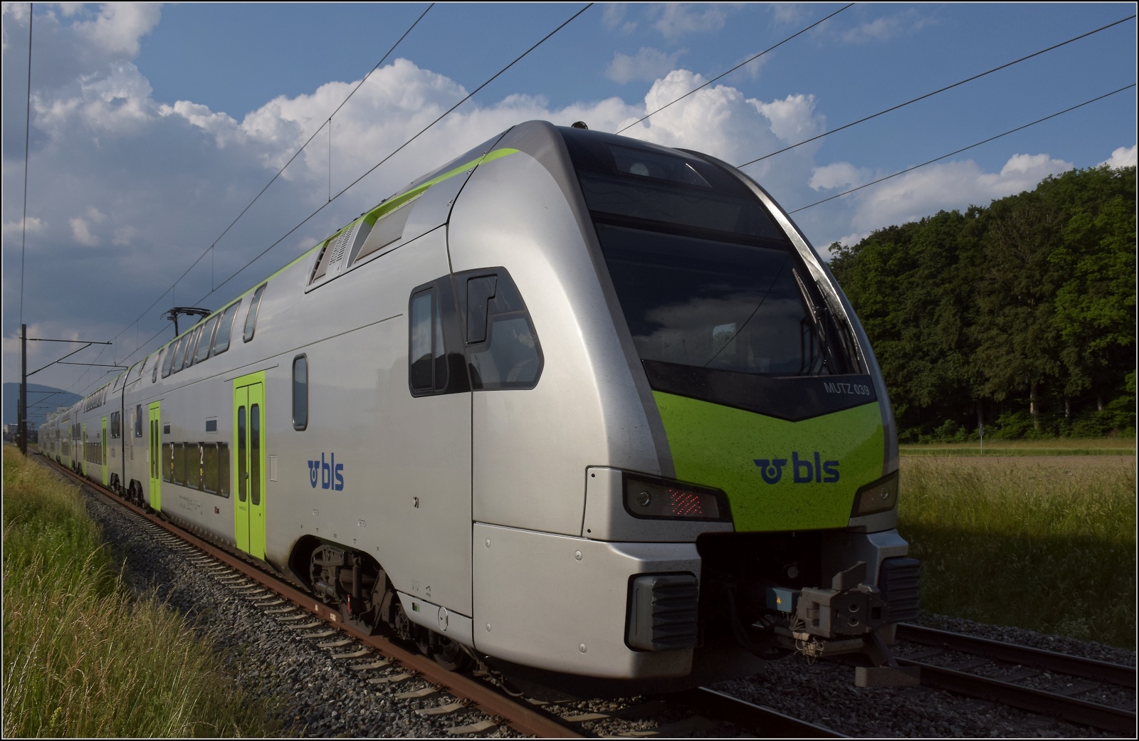 Fernverkehrstag auf der Altstrecke.

Mutz RABe 515 039 bei Bettenhausen. Juni 2023.