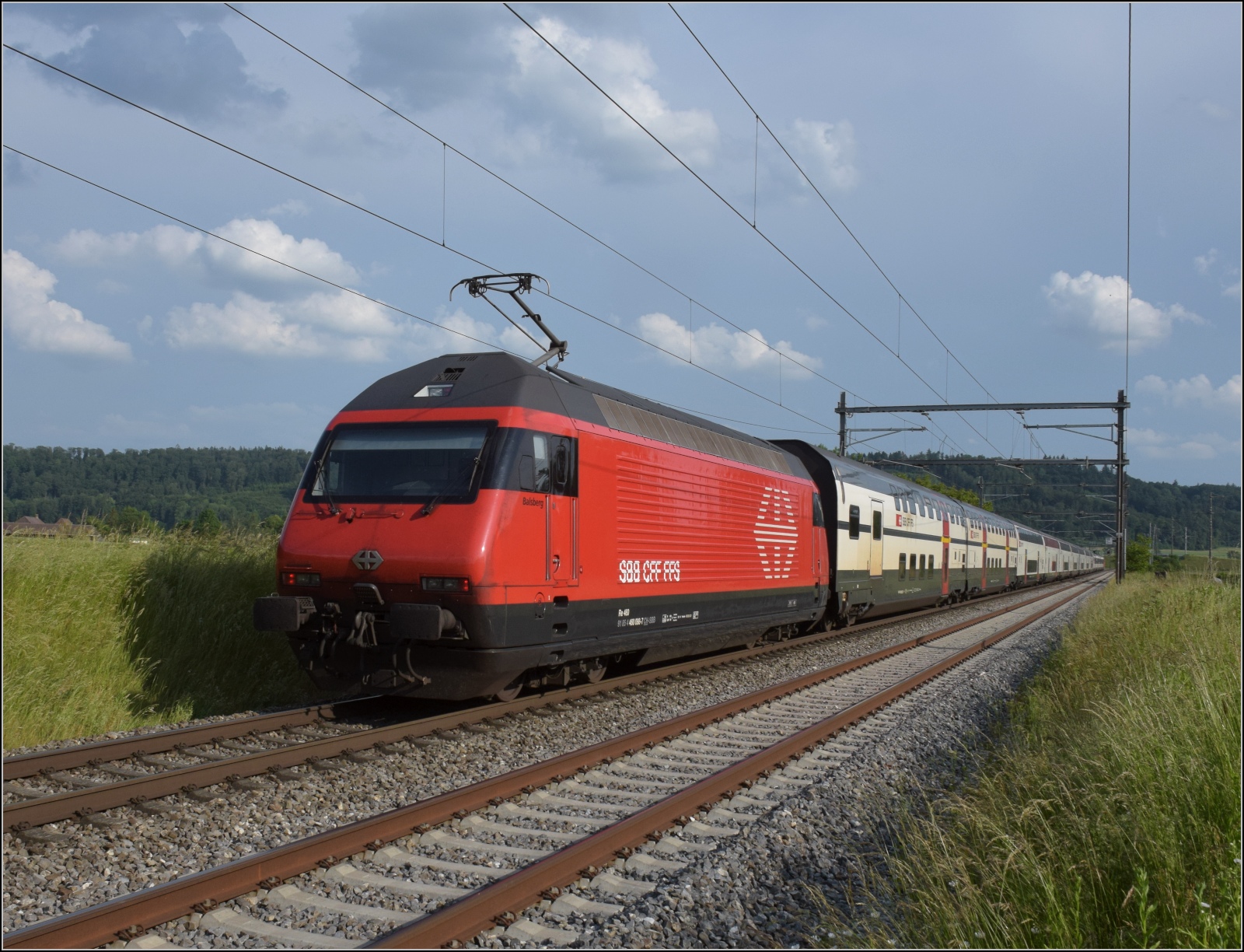 Fernverkehrstag auf der Altstrecke.

Re 460 098 'Balsberg' schiebt bei Bettenhausen einen IC nach. Zuglok ist Re 460 095 'Bachtel'. Juni 2023.