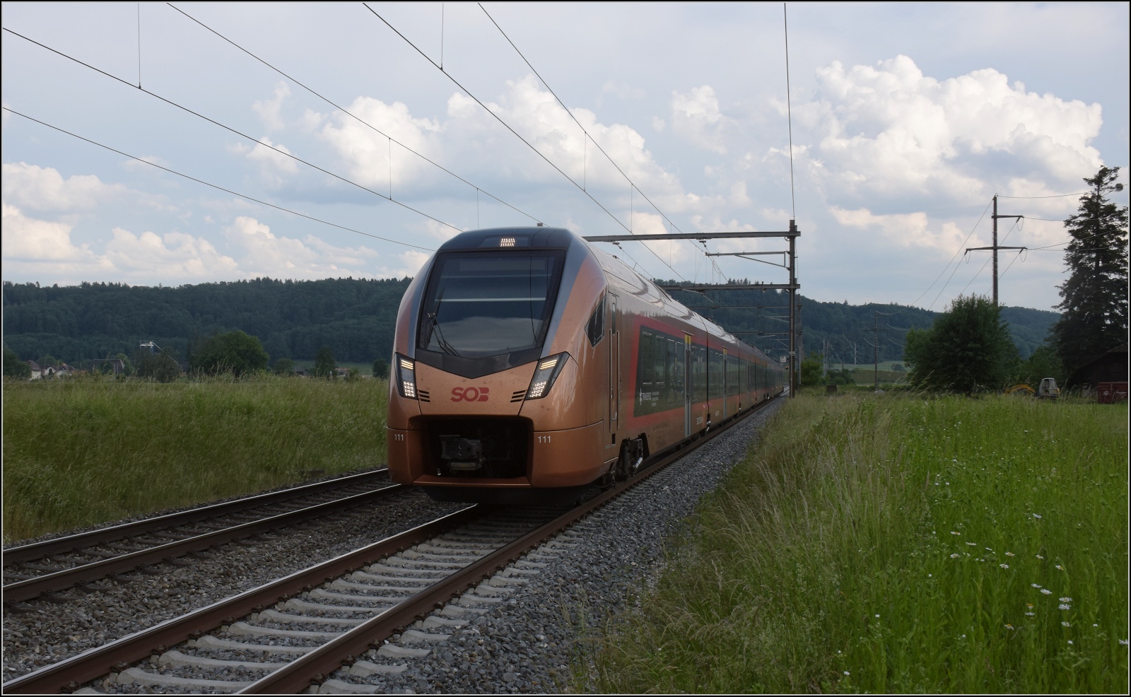 Fernverkehrstag auf der Altstrecke.

Via Burgdorf gibt es zumeist nur noch Güterverkehr, Nahverkehr und überregionale Züge nach Bern. Das Flirtpärchen RABe 526 111/211 der SOB vor Thermikwolken über den Höhenzügen des Emmentals. Bettenhausen, Juni 2023.