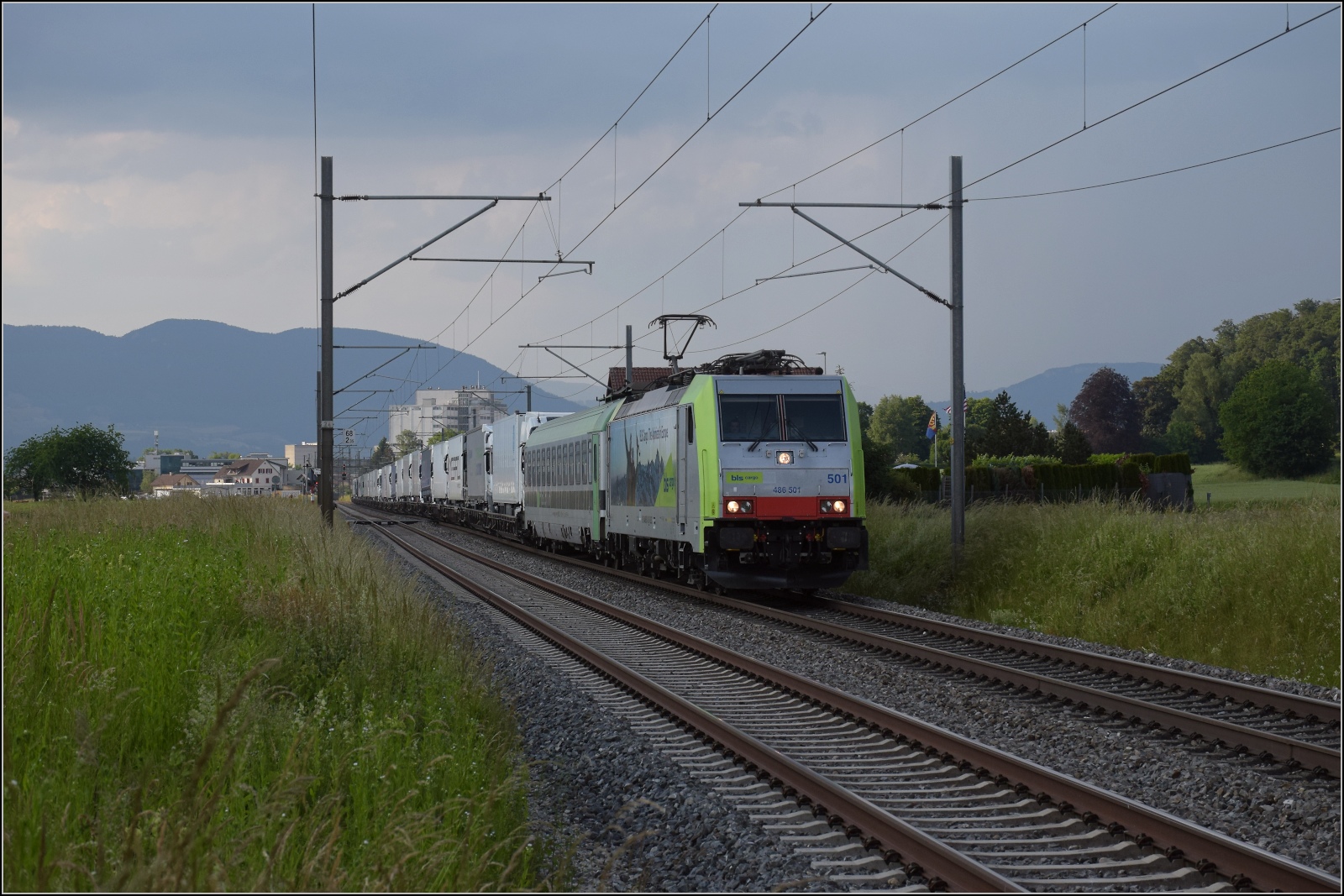 Fernverkehrstag auf der Altstrecke.

Via Burgdorf gibt es zumeist nur noch Güterverkehr, Nahverkehr und überregionale Züge nach Bern. Eine Rola tauchte noch auf mit Re 486 501. Bettenhausen, Juni 2023.