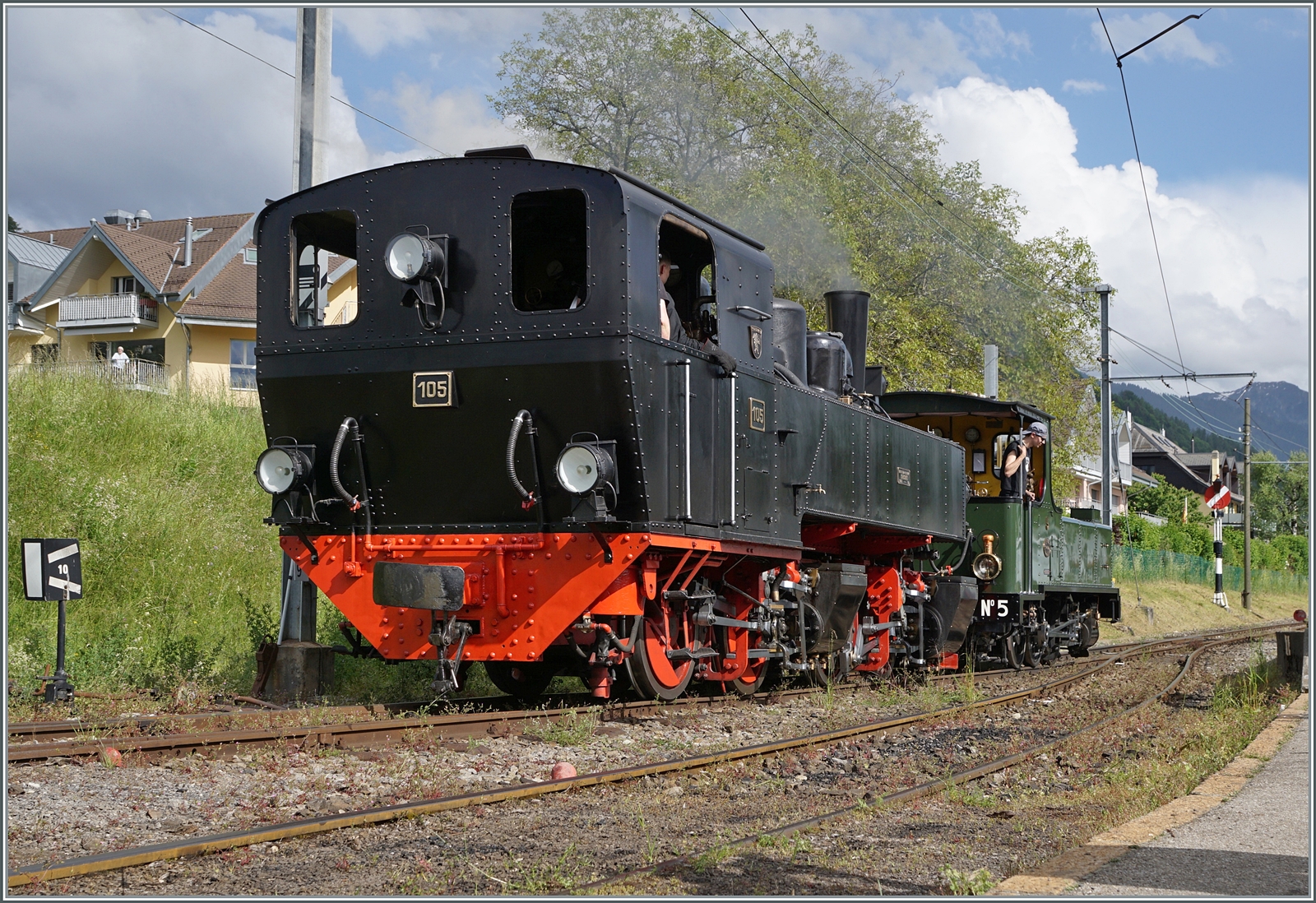 Festival Suisse de la vapeur (Schweizer Dampffestival 2024) 

Für die Doppeltraktion des 17:10 Zugs ab Blonay nach Chamby werden in Blonay die beiden Blonay-Chamby Bahn Dampfloks SEG G 2x 2/2 105 und LEB G 3/3 zusammengekuppelt und rangieren gemeinsam zu ihrem Zug.

19. Mai 2024