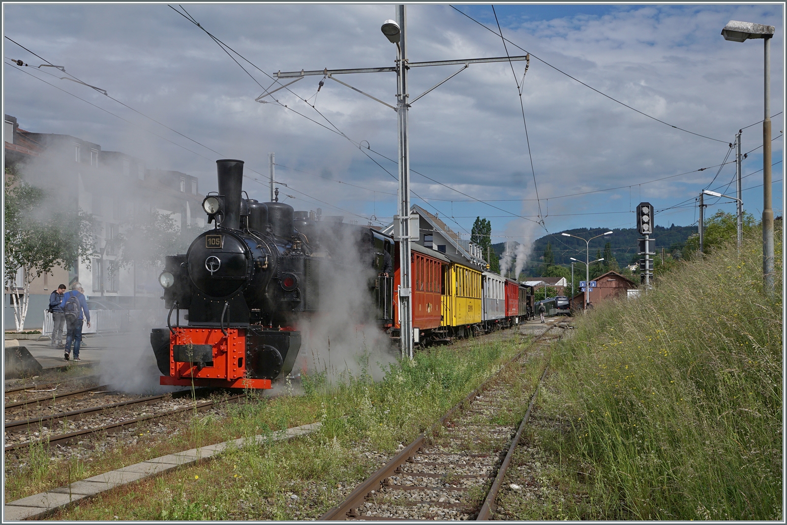 Festival Suisse de la vapeur (Schweizer Dampffestival 2024) - Immer besonders eindrücklich sind die direkten Züge von Vevey nach Chaulin welche recht früh nach Vevey überführt werden und ab Blonay genutzt werden können. In der Regel wird auf der Hinfahrt im  Sandwich  gefahren. Mit herrlichem Dampf zeigt sich hier die G 2x 2/2 105 bei der Ankunft in Blonay. 

19. Mai 2024