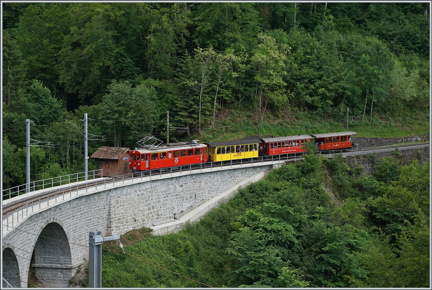 Festival Suisse de la vapeur (Schweizer Dampffestival 2025) - Der RhB Bernina Bahn ABe 4/4 N° 35 der Blonay Chamby Bahn ist bei Vers chez Robert mit dem Festival Extrazug Chaulin - Vevey unterwegs. 

8. Juni 2025