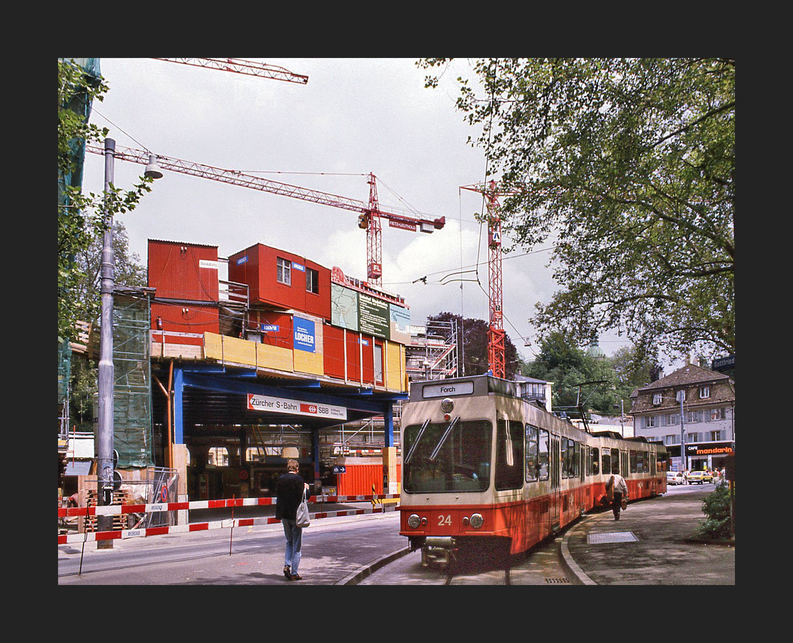 Forchbahn als Zeitdokument beim Bahnhof Zürich Stadelhofen im Umbau. Der aus zwei festgekuppelten Einzelwagen bestehende Zug Typ Tram 2000 Nr. 23 - 24. 10.Oktober 1988 