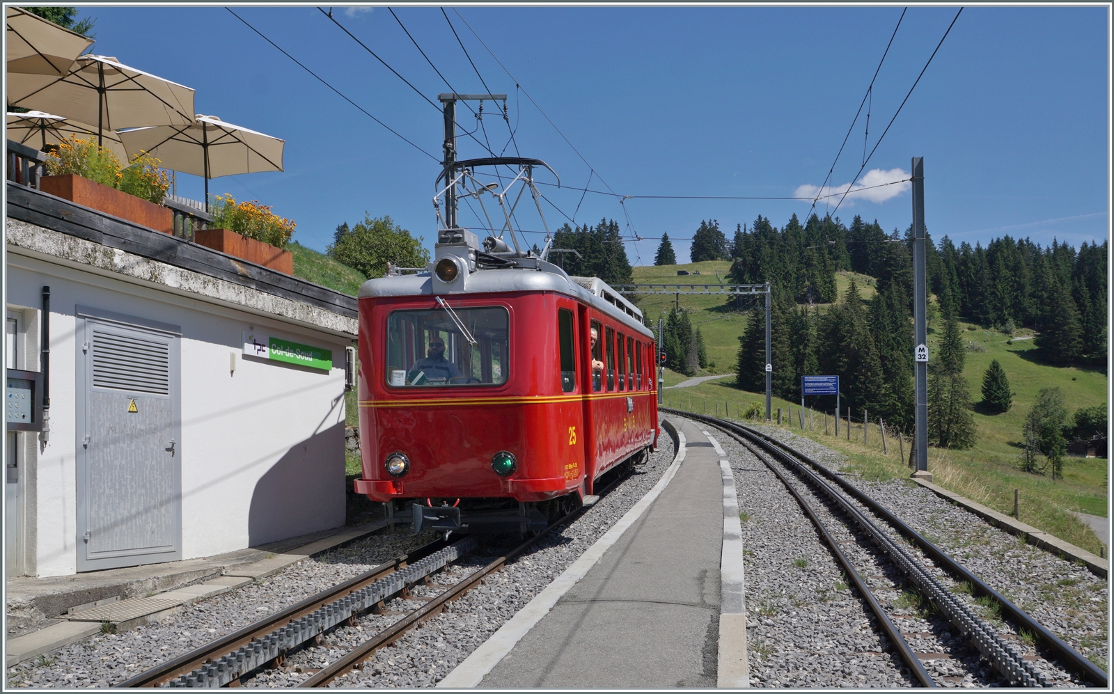 Für das 125 Jahre Jubiläum der Bex - Villars - Col de Bretaye Bahn (BVB) wurde der 1944 in Betrieb genommen Triebwagen BDeh 2/4 N° 25 in der ursprünglichen BVB Farbgebung lackiert. 
Der  Flèche  absolviert nun in diesem Sommer an einigen Tagen eine Hin- und Rückfahrt von Villars s/O zum Col de Bretaye. 

Das Bild zeigt den BDeh 2/4 N° 25 bei der Ankunft in Col-de-Soud. 

19. August 2023