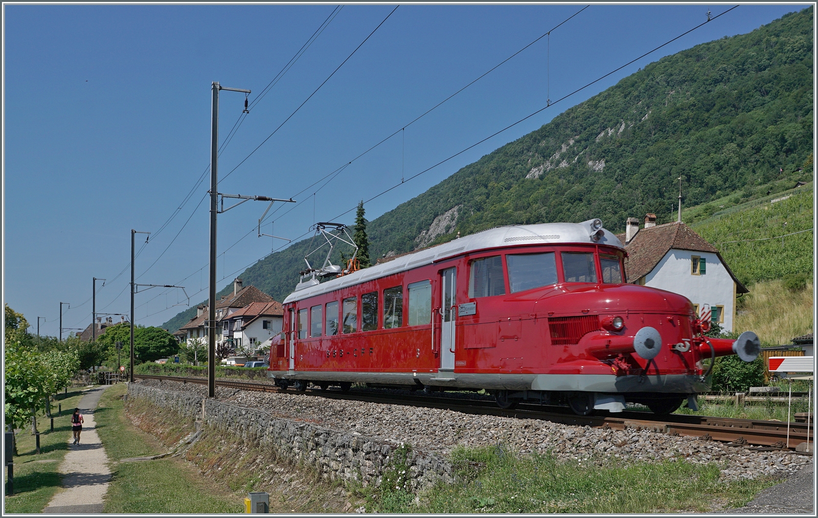 Für Fronleichnam bot die OeBB eine attraktive Fahrt mit dem Roten Pfeil nach Ligerz an. Ein guter Grund an den Bielersee zu fahren und den schöne OeBB RCe 2/4 607 (UIC 99 85 911 6 607-7) zu fotografieren. Der Plan war, den Zug hier wie zu sehen zu fotografieren und dann rasch zum nicht weit entfernten Bahnhof zu eilen und den dort stehenden  Roten Pfeil  in aller Ruhe abzulichten. Doch zu meiner Überraschung hielt er im (geschlossen) Bahnhof von Ligerz nicht, sondern fuhr weiter... 
Der RCe 2/4 607 (Baujahr 1938/Hersteller SLM, MFO, BBC und SAAS) war der letzte von sieben abgelieferten Roten Pfeilen. Der grosse Erfolg der eleganten Züge lies recht schnell die knappe Platzkapazität zum Problem werden und die Triebwagen wurden in der Folge vorwiegend im Gesellschaftsverkehr eingesetzt. 1974 kaufte die OeBB den RCe 2/4 607 und setzte den nun blau lackierten Triebzug zwischen Oensingen und Balsthal ein. Nach einer Revision 1988/89 fuhr er wieder als  Roter Pfeil  für die OeBB. In den Jahren 2022/23 versetzte die OeBB den Triebwagen dann in ursprüngliche Form, wie er jetzt zu sehen und erleben ist.

25. Juni 2025



19. Juni 2025