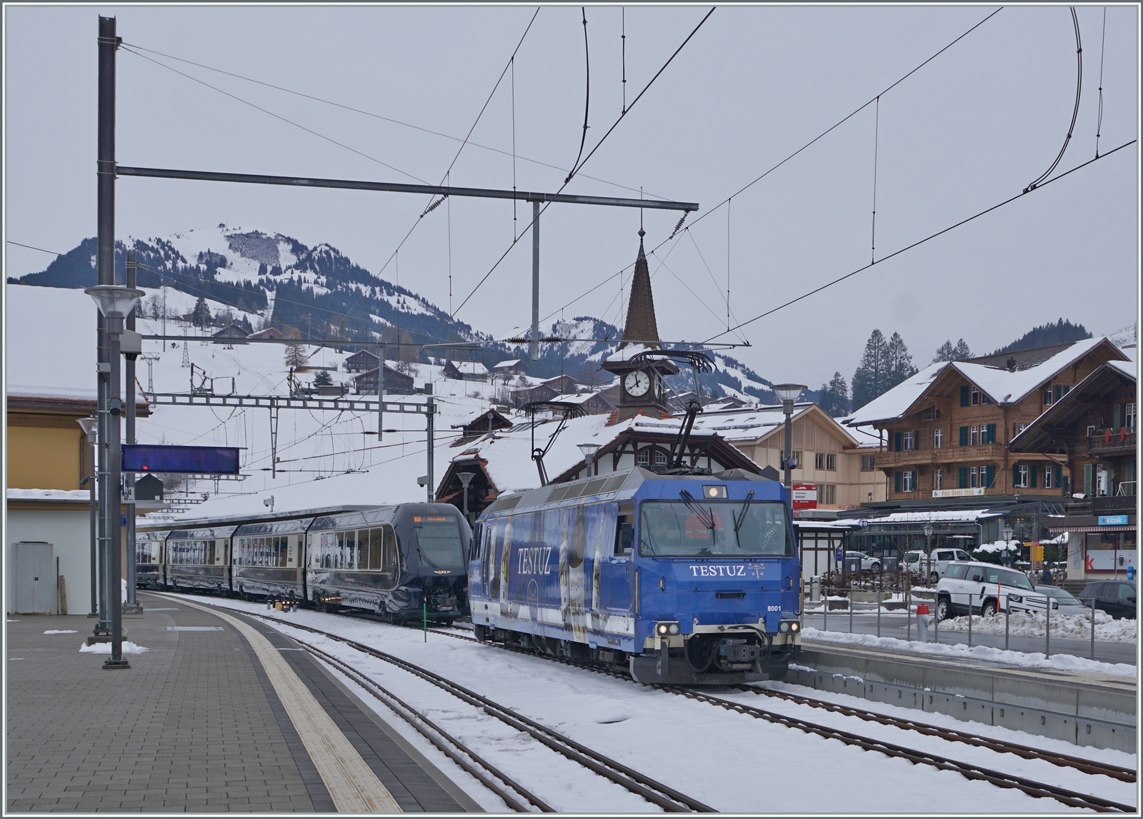Für die MOB Ge 4/4 8001 ist hier die Reise zu Ende, sie verlässt den GolenPass Express GPX 4068. 

15. Dez. 2022