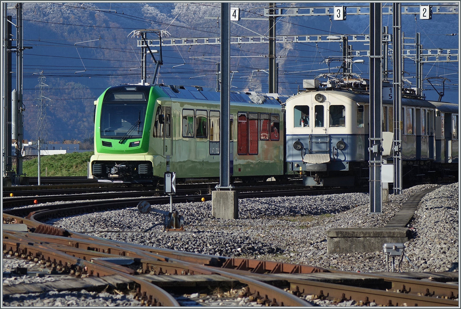 Ganz neu neben, na ja, schon etwas �lter: der eben erst ausgelieferte ABe 4/8 471 f�r die ASD und der  ASD BCFe 4/4 N� 1  TransOrmonan  (Baujahr 1913) zeigen sich im TPC D�p�t von Aigle. Wobei das  zeigen sich  ziemlich viel Tele erforderte. 

Die drei bestellten ABe 4/8 471 - 473 sollen im Laufe des n�chsten Jahres die Dienste der ASD BDe 4/4 401-404 (und de ex BLT Bt) �bernehmen. Weitere drei ABe 4/8 haben TransN und sechs ABe 4/8 die CJ bestellt. 

Das Bild zeigt auch die etwas andere Form der Front des ABe 4/8 gegen�ber den Vorg�ngertriebz�gen und die zur Form passende Lackierung.

3. Dezember 2023 