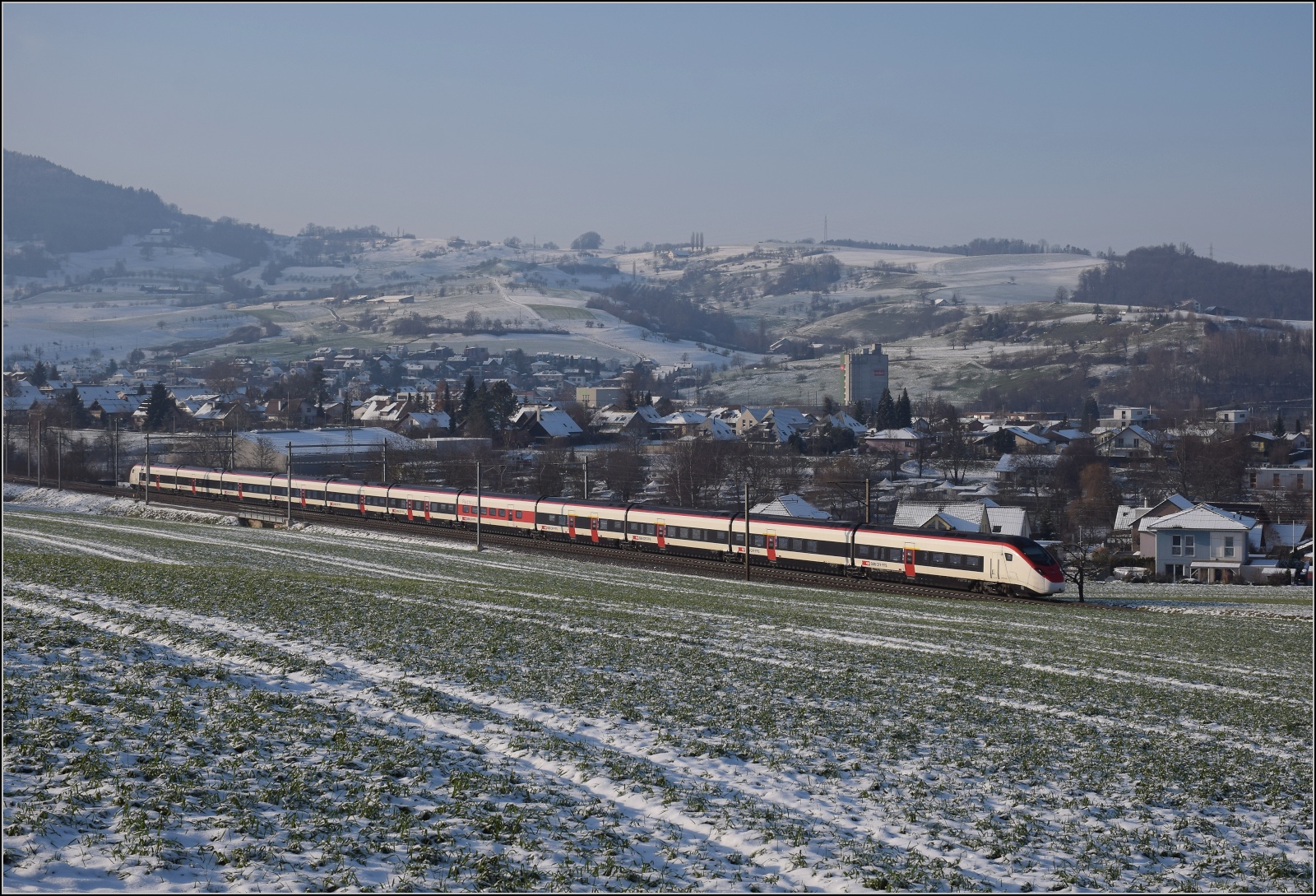 Giruno RABe 501 004 auf dem Weg nach Zürich nach dem Halt in Frick. Dezember 2022