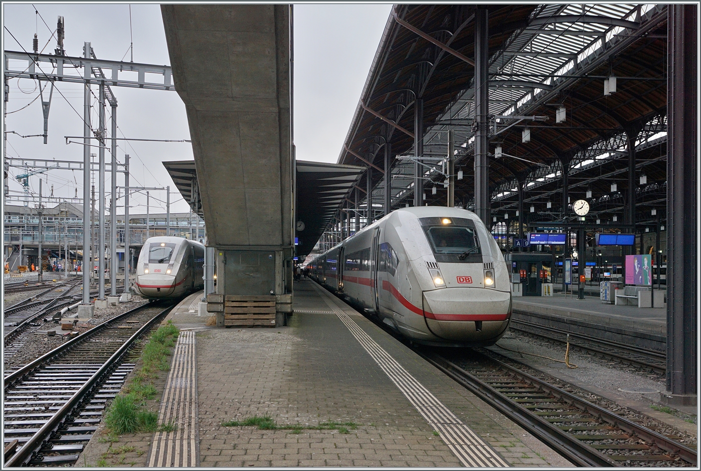 Gleich zwei ICE4 zeigen sich (wenn auch nicht an der schönsten Stelle) in Basel SBB: Recht als ICE nach Zürich Hb und links als ICE nach Frankfurt am Main. 

12. März 2024