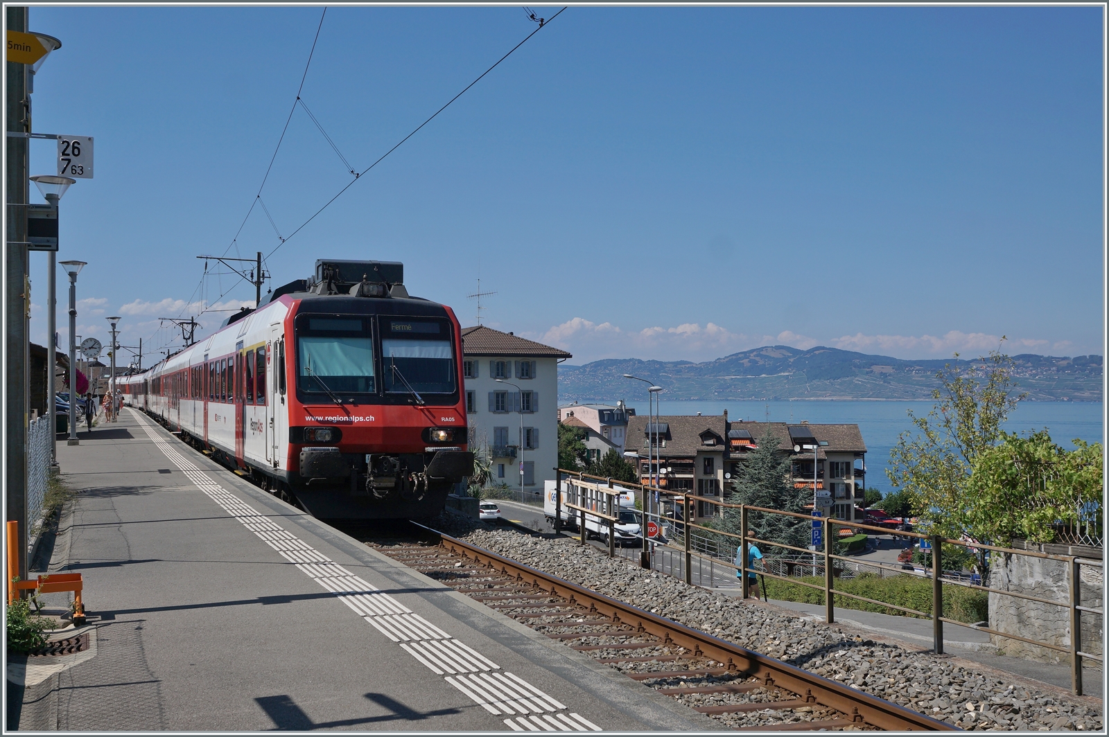 Gleich zwei Region-Alpes Domino Züge bilden in St-Gingolph der Regionalzug nach Brig. Rechts im Bild gleitet der Blick über den Genfersee ins Lavaux. 

16.Aug. 2022