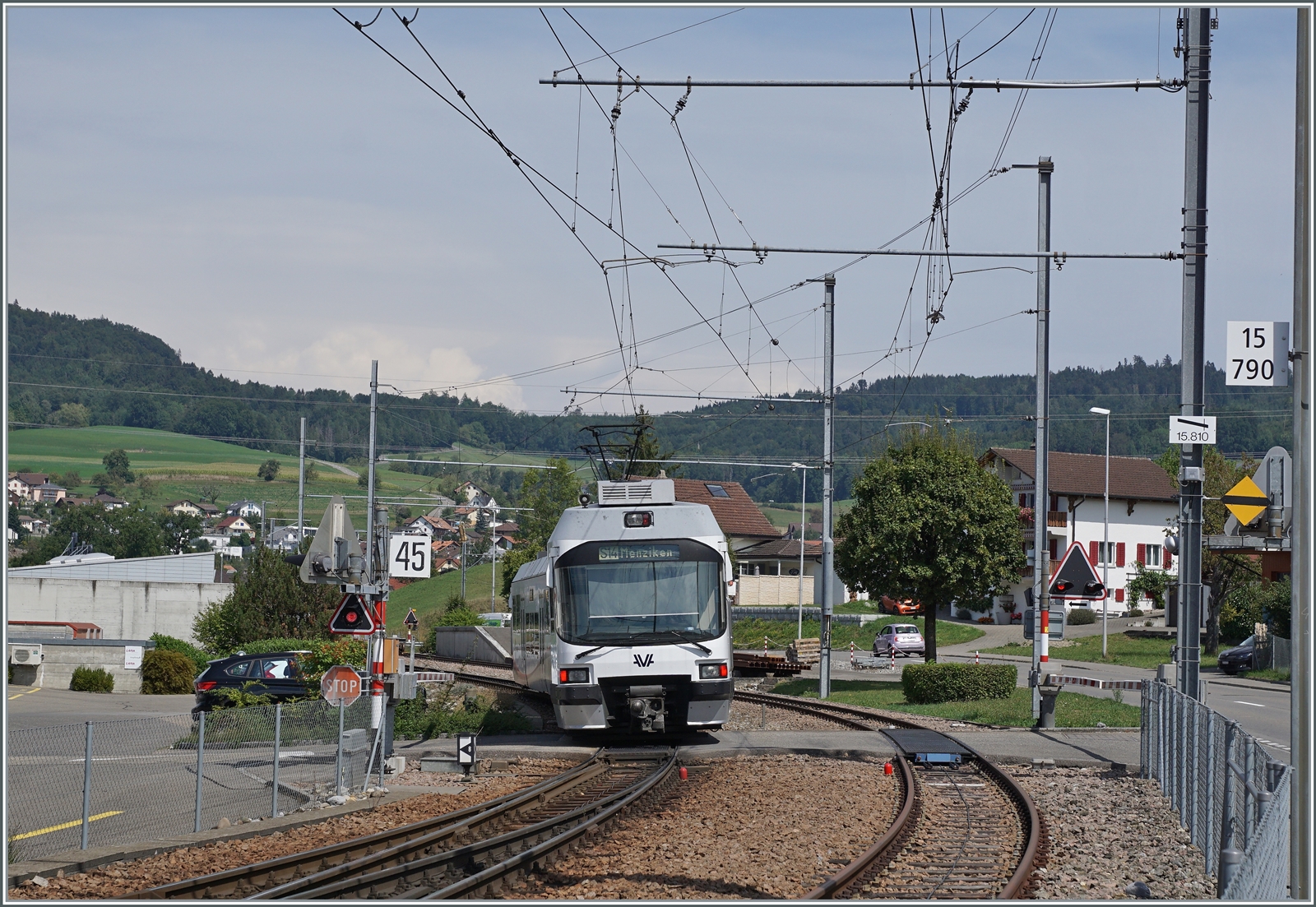 Gontenschwil - die WSB gestern, die AVA heute; ein AVA ABe 4/8  Diamat  auf der Fahrt von Aarau nach Menziken verlässt Gontenschwil.

26. Aug. 2022