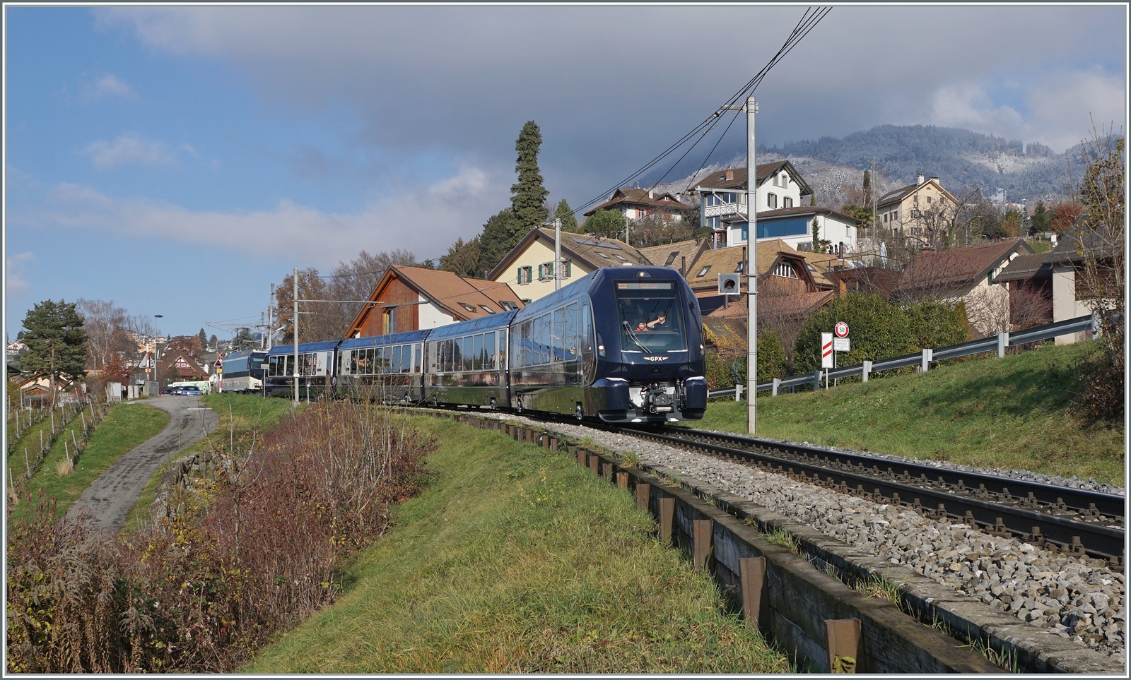 GPX - Goldenpass Express ein Traum in endlich in Erfüllung gegangen Umsteigefrei kann man nun von Montreux nach Interlaken Ost reisen. 
Zur Zeit verkehrt erst ein Zugspaar pro Tag und dies mit zwei Kompositionen, Montreux ab 9:35 und Interlaken ab 9:08; dies erlaubt wohl, sich an das neue Spurwechsel-System zu gewöhnen, führt aber Personal- und Material bedingt zu einer recht teuren Betriebsführung. 
Auch finde ich, sollte die neue Spurwechseltechnik für weitere Direktverbindung genutzt werden wie z.B Monterux - Bern, Bern - Lenk im Simmental, Zürich Flughafen - Davos etc. 
So ist dies eben mit den Träumen: Kaum erfüllt sich einer, gibt es eine Menge weiterer die geträumte werden wollen...

Das Bild zeigt den allersten fahrplanmässigen GPX GoldenPass Express 4065, der Interlaken Ost um 9:08 verlassen hat und nun nach alter MOB Tradition bei Planchamp etwas dem Fahrplan hinterherhechelt. An der Spitze der Zuges ein neuer GPX Steuerwagen, am Zugschluss schiebt die Ge 4/4 8002. 

11. Dezember 2022