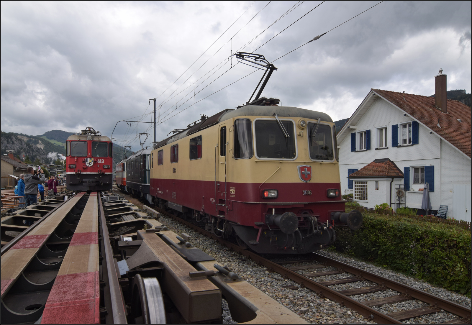 Grosses BoBo-Treffen in Balsthal - die Teilnehmerinnen:

Re 4/4 II 11393 der IRSI gehört zur letzten Serie Re 4/4 II. Diese erhielten als einzige asbestfreie Loks bis 2000 eine Deutschlandzulassung, die auch zum Transit durch Österreich nach Lindau berechtigte. Bei IRSI bekam sie eine TEE-Lackierung und Pflege vom Verein TEE Classics. So ist sie sowohl im kommerziellen Betrieb als auch im Ausflugsverkehr eingesetzt. Balsthal, September 2024.