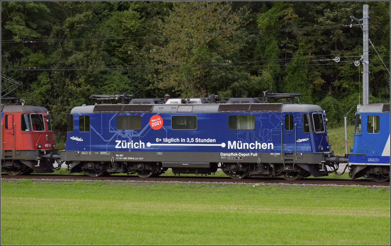 Grosses BoBo-Treffen in Balsthal - die Teilnehmerinnen:

Re 4/4 II 11393 des Dampflokdepot Full gehört zur letzten Serie Re 4/4 II. Diese erhielten als einzige asbestfreie Loks bis 2000 eine Deutschlandzulassung, die auch zum Transit durch Österreich nach Lindau berechtigte. Mit der zuletzt angebrachten Werbung für die mittlerweile ausgebaute Linie nach München wurde sie vom Dampfverein mit der großen französischen Dampflok übernommen. Äussere Klus, September 2024.