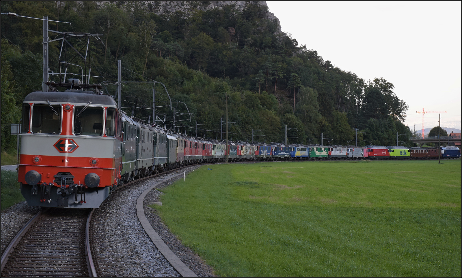 Grosses BoBo-Treffen in Balsthal: 60 Jahre Re 4/4 II in der Schweiz. 

Zum Abschluss noch mal alle Paradenteilnehmer. Von vorne nach hinten sind im Zug in der �usseren Klus zusammengestellt: Re 4/4 II 11141 (Swiss Express), 11173 (gr�n im Auslieferungszustand), 11335 (gr�n), 11161 (gr�n), Re 4/4 I 10039 (gr�n), Re 4/4 II 11393 (TEE), Re 4/4 III 11350 (rot), Re 4/4 II 11193 (rot), Re 4/4 11130 (rot), 11230 (Lion), 11257 (Entsorgung), 11252 (Wartung mit Durchblick), 11251 (175 Jahre Schweizer Bahnen), 11160 (Cargo), 11379 (Z�rich-M�nchen), 11117 (WRS 502), 11142 (MBC 506), 11119 (Rhomberg-Sersa 503), Re 456 095 (SOB), Re 460 058 (SBB), Re 465 011 (BLS), Ae 4/4 251 (BLS), Re 4/4 183 (BLS) und Re 450 012 (S-Bahn).

Oensingen, September 2024.