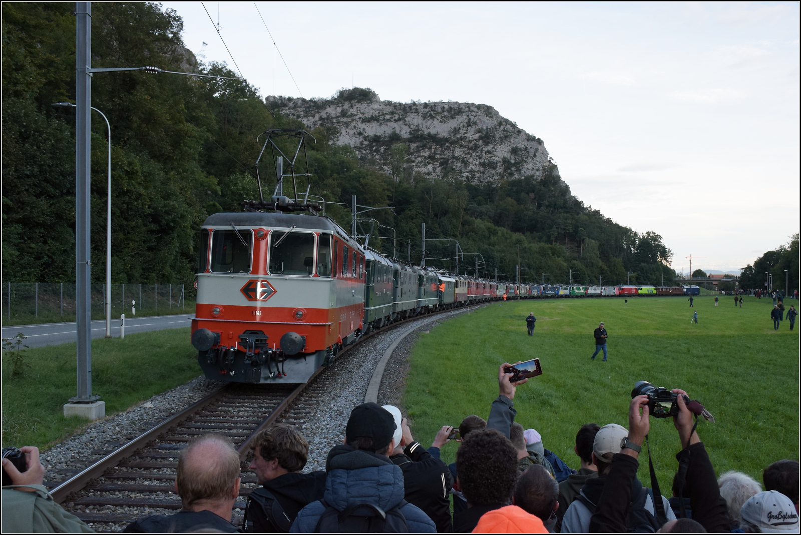 Grosses BoBo-Treffen in Balsthal: 60 Jahre Re 4/4 II in der Schweiz. 

Das ist Begeisterung. Von vorne nach hinten sind im Zug in der �usseren Klus zusammengestellt: Re 4/4 II 11141 (Swiss Express), 11173 (gr�n im Auslieferungszustand), 11335 (gr�n), 11161 (gr�n), Re 4/4 I 10039 (gr�n), Re 4/4 II 11393 (TEE), Re 4/4 III 11350 (rot), Re 4/4 II 11193 (rot), Re 4/4 11130 (rot), 11230 (Lion), 11257 (Entsorgung), 11252 (Wartung mit Durchblick), 11251 (175 Jahre Schweizer Bahnen), 11160 (Cargo), 11379 (Z�rich-M�nchen), 11117 (WRS 502), 11142 (MBC 506), 11119 (Rhomberg-Sersa 503), Re 456 095 (SOB), Re 460 058 (SBB), Re 465 011 (BLS), Ae 4/4 251 (BLS), Re 4/4 183 (BLS) und Re 450 012 (S-Bahn).

Oensingen, September 2024.
