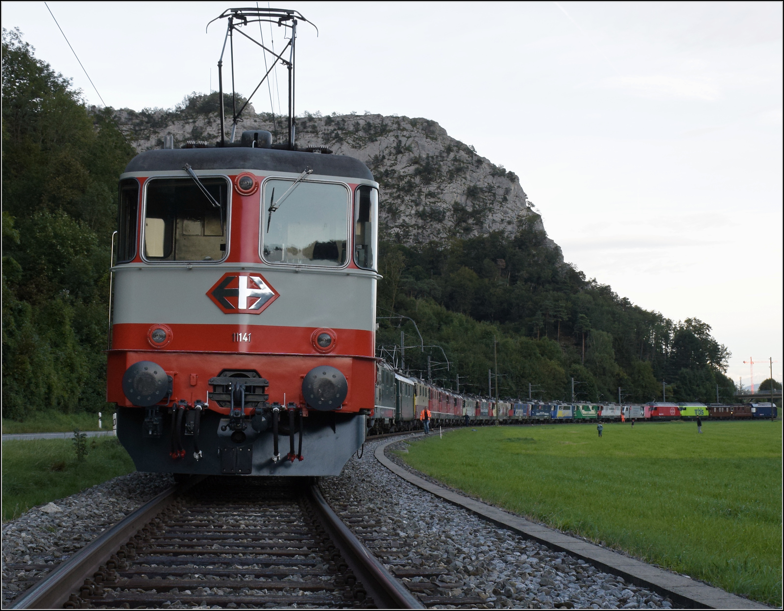Grosses BoBo-Treffen in Balsthal: 60 Jahre Re 4/4 II in der Schweiz. 

Von vorne nach hinten sind im Zug in der äusseren Klus zusammengestellt: Re 4/4 II 11141 (Swiss Express), nicht sichtbar sind 11173 (grün im Auslieferungszustand) und 11335 (grün), dann geht es weiter mit 11161 (grün), Re 4/4 I 10039 (grün), Re 4/4 II 11393 (TEE), Re 4/4 III 11350 (rot), Re 4/4 II 11193 (rot), Re 4/4 11130 (rot), 11230 (Lion), 11257 (Entsorgung), 11252 (Wartung mit Durchblick), 11251 (175 Jahre Schweizer Bahnen), 11160 (Cargo), 11379 (Zürich-München), 11117 (WRS 502), 11142 (MBC 506), 11119 (Rhomberg-Sersa 503), Re 456 095 (SOB), Re 460 058 (SBB), Re 465 011 (BLS), Ae 4/4 251 (BLS), Re 4/4 183 (BLS) und Re 450 012 (S-Bahn).

Oensingen, September 2024.