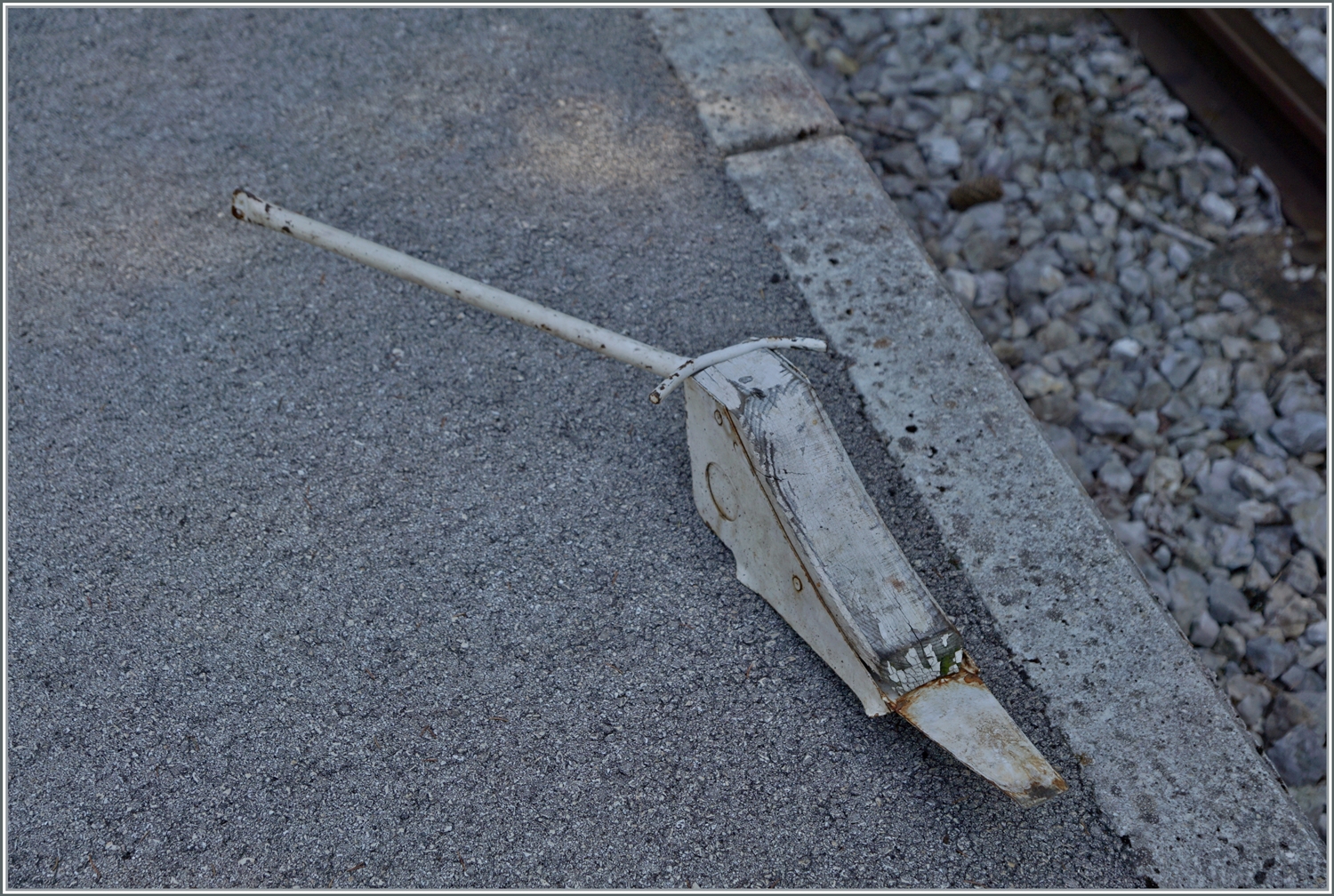 Hemmschuh auf Französisch. 

Fontaine Ronde, den 15. Juli 2023