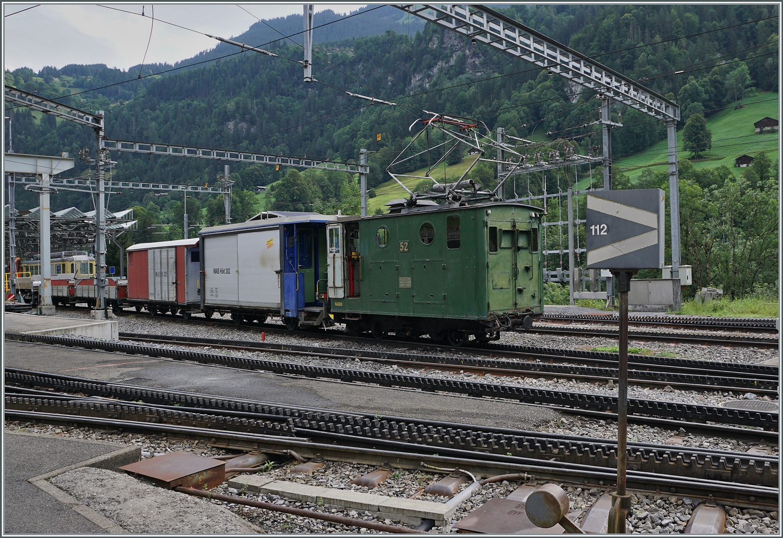Heute, am 8 August gibt es einen  Geburtstag  zu feiern: 177 Jahre Schweizer Bahnen! Zu so einen ungeraden  Geburtstag  gibt es natürlich nicht wie vor zwei Jahren eine Jubiläumslok. Und so möchte ich zum heutigen Anlass ein Bild einer ganz banalen Lok zeigen, sozusagen als Repräsentant der 177 Jahre Schweizer Bahnen; immerhin hat die He 2/2 52 115 Jahre von diesen 177 Jahren bei der Schweizer Eisenbahn verbracht und steht auch heute noch im Einsatz, wie das Bild aus Lauterbrunnen zeigt. Damit ist einerseits des Modewort  Nachhaltigkeit  verbunden, aber viel mehr auch  Anpassung , denn was hat sich in den vielen Jahren nicht alles verändert...

8. August 2024