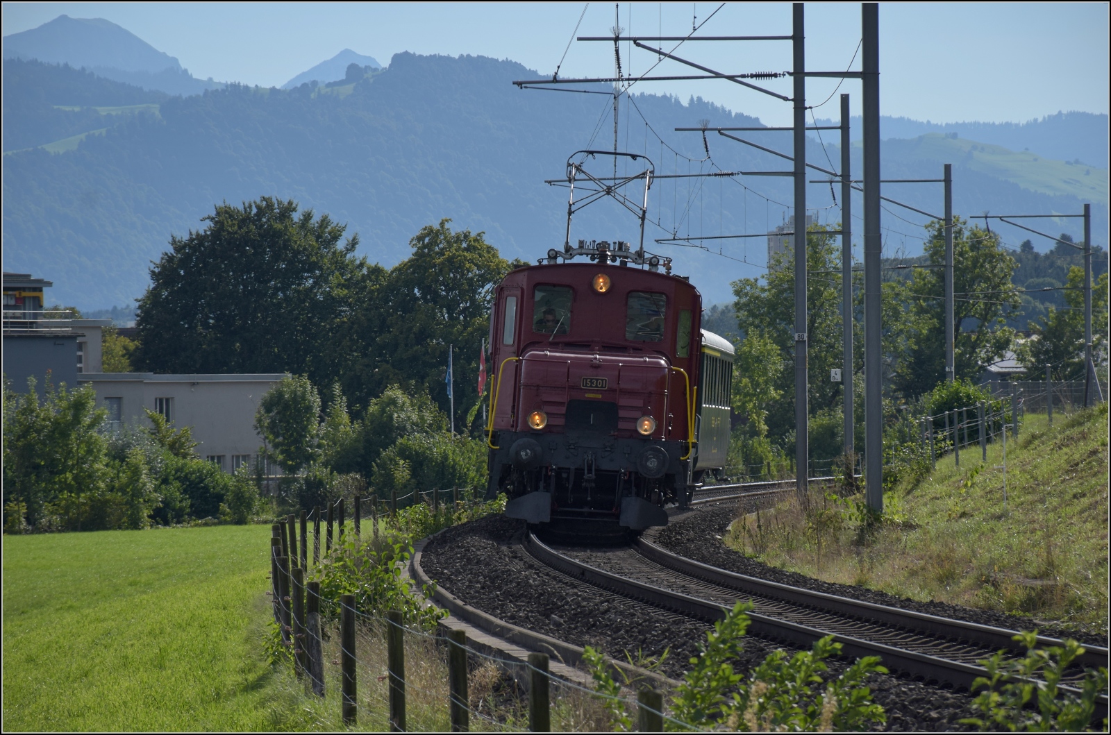 Historische Seethalbahn in Aktion.

Beim Flugplatz Emmen legt sich De 6/6 15301 mit den Seetalern in die Kurve. September 2024.