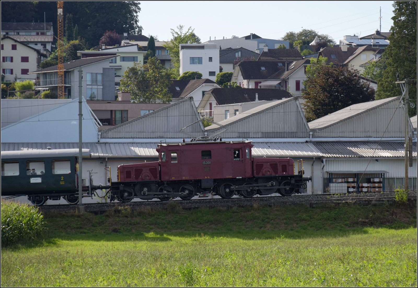 Historische Seethalbahn in Aktion.

Der Museumszug mit Seetalkrokodil De 6/6 15301 und Seetalwagen fährt nach Eschenbach (LU) ein. September 2024.