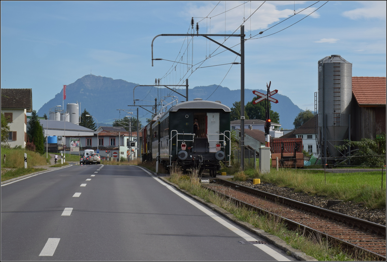 Historische Seethalbahn in Aktion.

Der Museumszug mit Seetalkrokodil De 6/6 15301, A 3/5 10217 und den Seetalwagen ABi 4415 sowie Bi 7714 bei Ballwil vor der Kulisse der Rigi. September 2024.