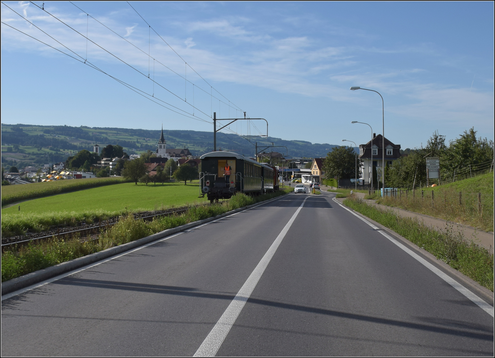Historische Seethalbahn in Aktion.

Die günstige Erschliessung des beim Bahnbau der ersten Stunde nicht berücksichtigten Seetals erfolgte mit durch die englische Lake Valley of Switzerland Railway Company bereits im Jahr 1883. Durch die besondere Bauweise, kostengünstig entlang der Strassen und durch die Ortsmitte, ist die Bahn an vielen Stellen auch heute noch sehr präsent.

Der Museumszug mit Seetalkrokodil De 6/6 15301 und Seetalwagen rollt das starke Gefälle nach Hochdorf herunter. September 2024.