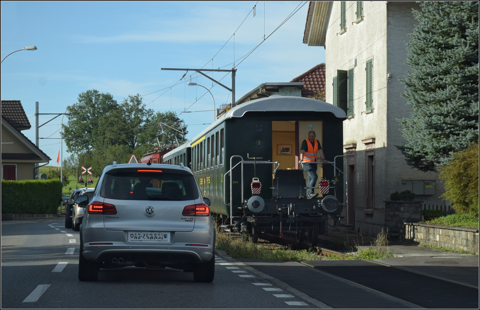 Historische Seethalbahn in Aktion.

Die günstige Erschliessung des beim Bahnbau der ersten Stunde nicht berücksichtigten Seetals erfolgte mit durch die englische Lake Valley of Switzerland Railway Company bereits im Jahr 1883. Durch die besondere Bauweise, kostengünstig entlang der Strassen und durch die Ortsmitte, ist die Bahn an vielen Stellen auch heute noch sehr präsent.

Der Museumszug mit Seetalkrokodil De 6/6 15301 und Seetalwagen hält den gesamten Verkehr in Ballwil auf. September 2024.