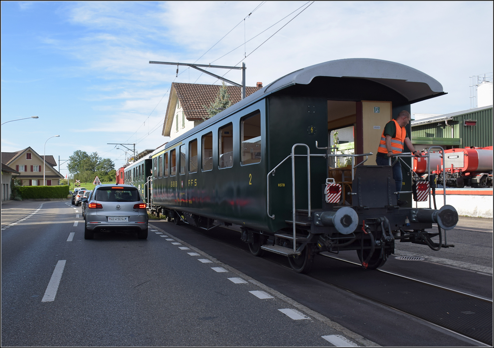 Historische Seethalbahn in Aktion.

Die günstige Erschliessung des beim Bahnbau der ersten Stunde nicht berücksichtigten Seetals erfolgte mit durch die englische Lake Valley of Switzerland Railway Company bereits im Jahr 1883. Durch die besondere Bauweise, kostengünstig entlang der Strassen und durch die Ortsmitte, ist die Bahn an vielen Stellen auch heute noch sehr präsent.

Der Museumszug mit Seetalkrokodil De 6/6 15301 und Seetalwagen hält den gesamten Verkehr in Ballwil auf. September 2024.