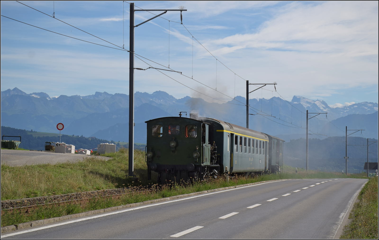 Historische Seethalbahn in Aktion.

E 3/3 'Beinwyl' der Seethalbahn mit BLS A 801 und SBB F 16847 beim Kieswerk Ballwil. September 2024.