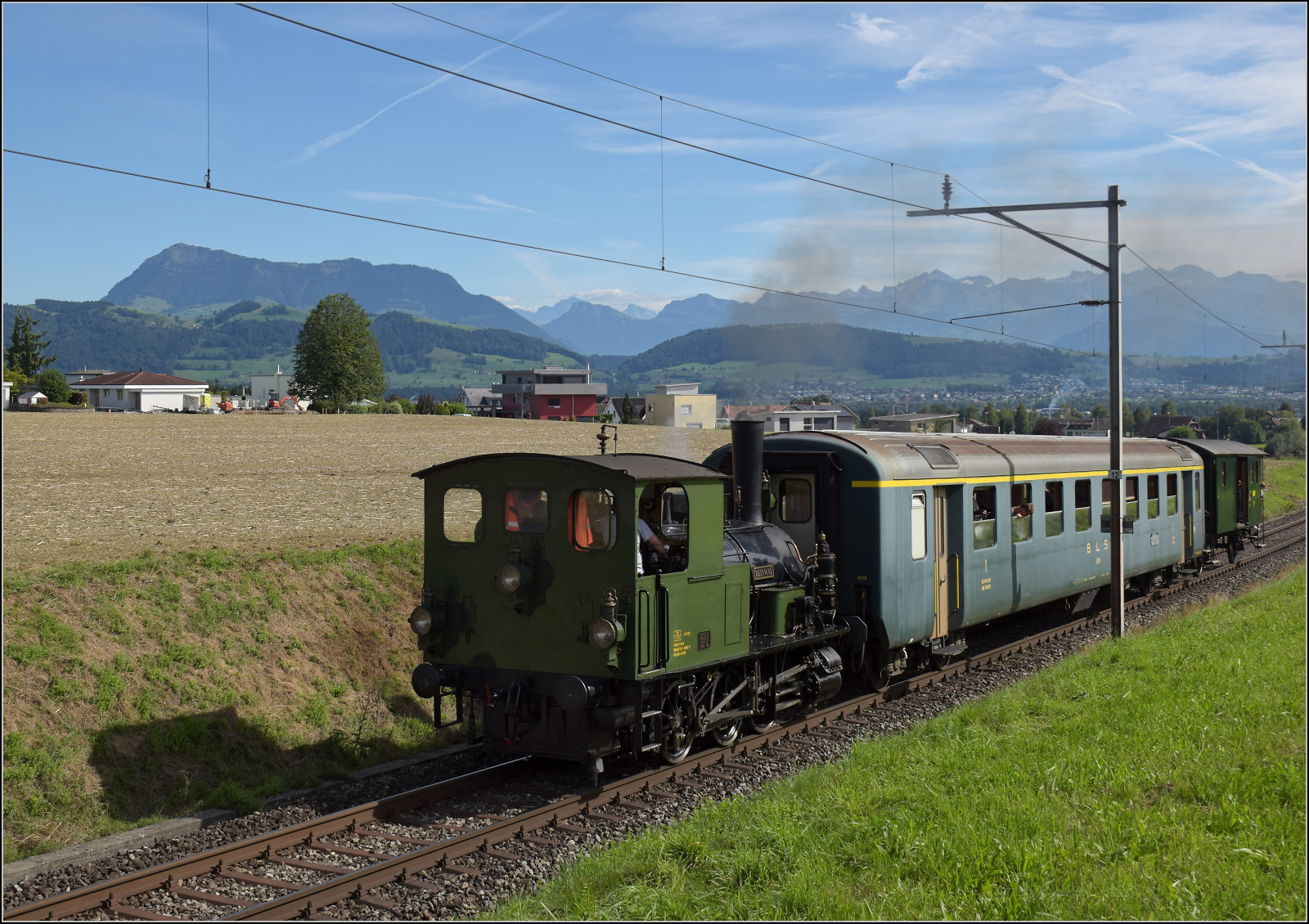 Historische Seethalbahn in Aktion.

E 3/3 'Beinwyl' der Seethalbahn mit BLS A 801 und SBB F 16847 erklimmt die Rampe von Eschenbach nach Ballwil vor der Kulisse der Rigi. September 2024.