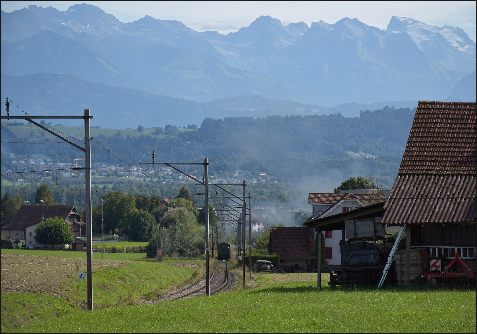 Historische Seethalbahn in Aktion.

E 3/3 'Beinwyl' der Seethalbahn mit BLS A 801 und SBB F 16847 erklimmt die Rampe von Eschenbach nach Ballwil. September 2024.