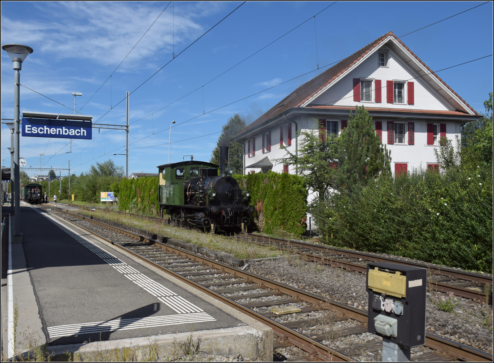 Historische Seethalbahn in Aktion.

E 3/3 'Beinwyl' der Seethalbahn umfährt in Eschenbach ihren Zug. September 2024.