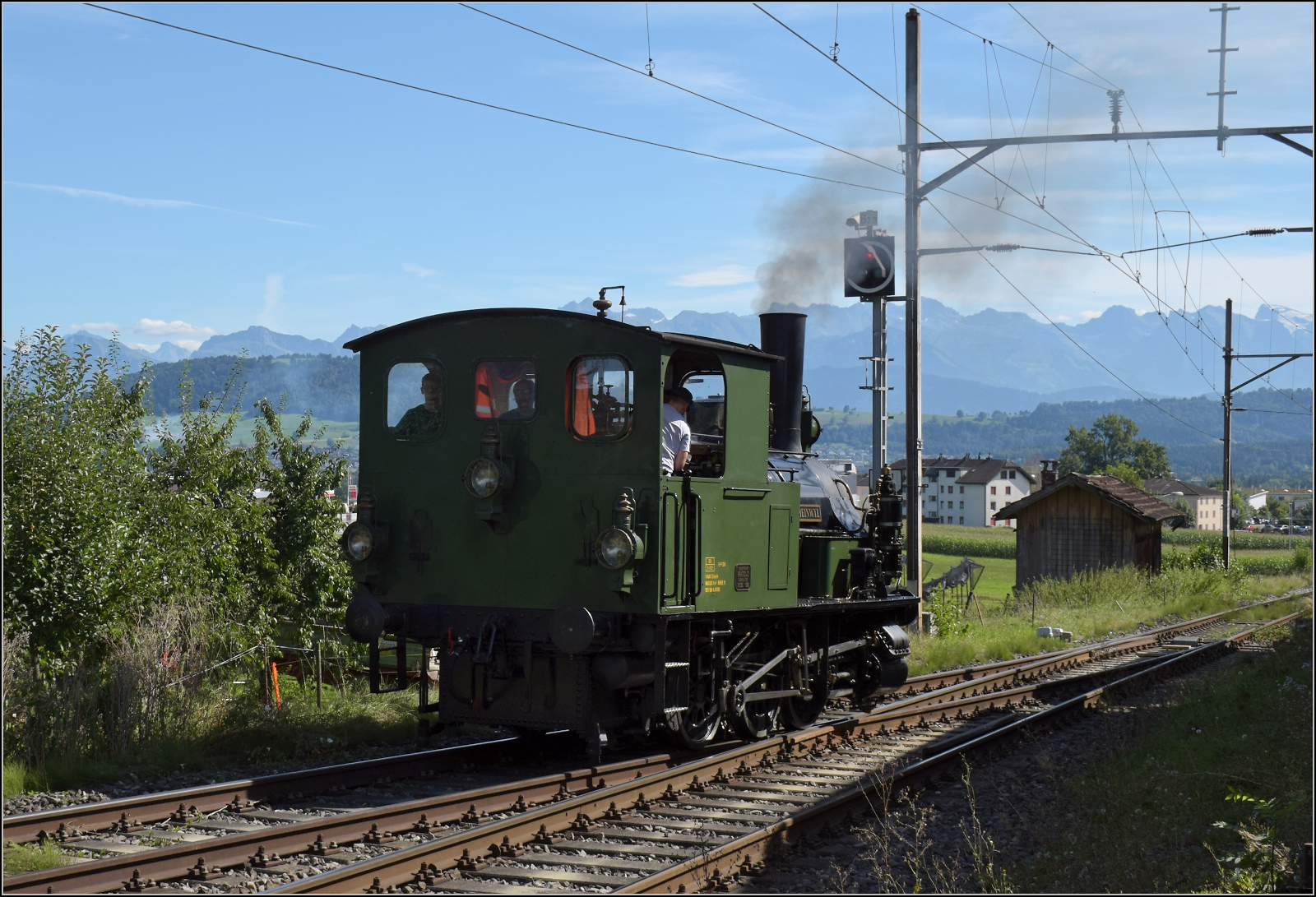 Historische Seethalbahn in Aktion.

E 3/3 'Beinwyl' der Seethalbahn umfährt in Eschenbach ihren Zug. September 2024.